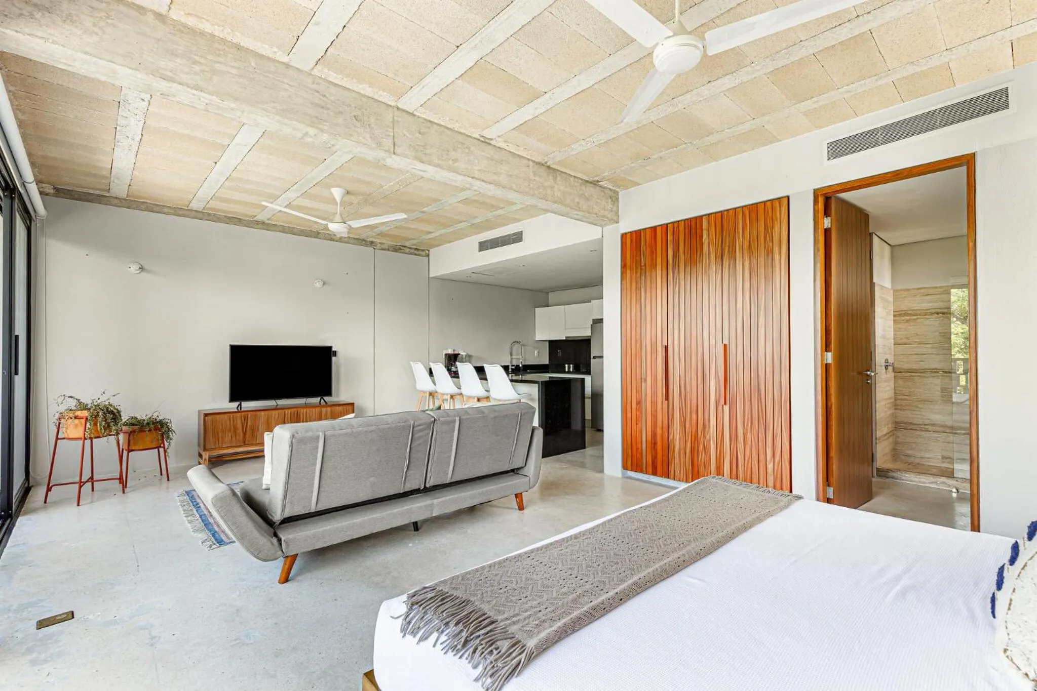 TV and multimedia, Bed in Sophisticated - Large Loft With Pool