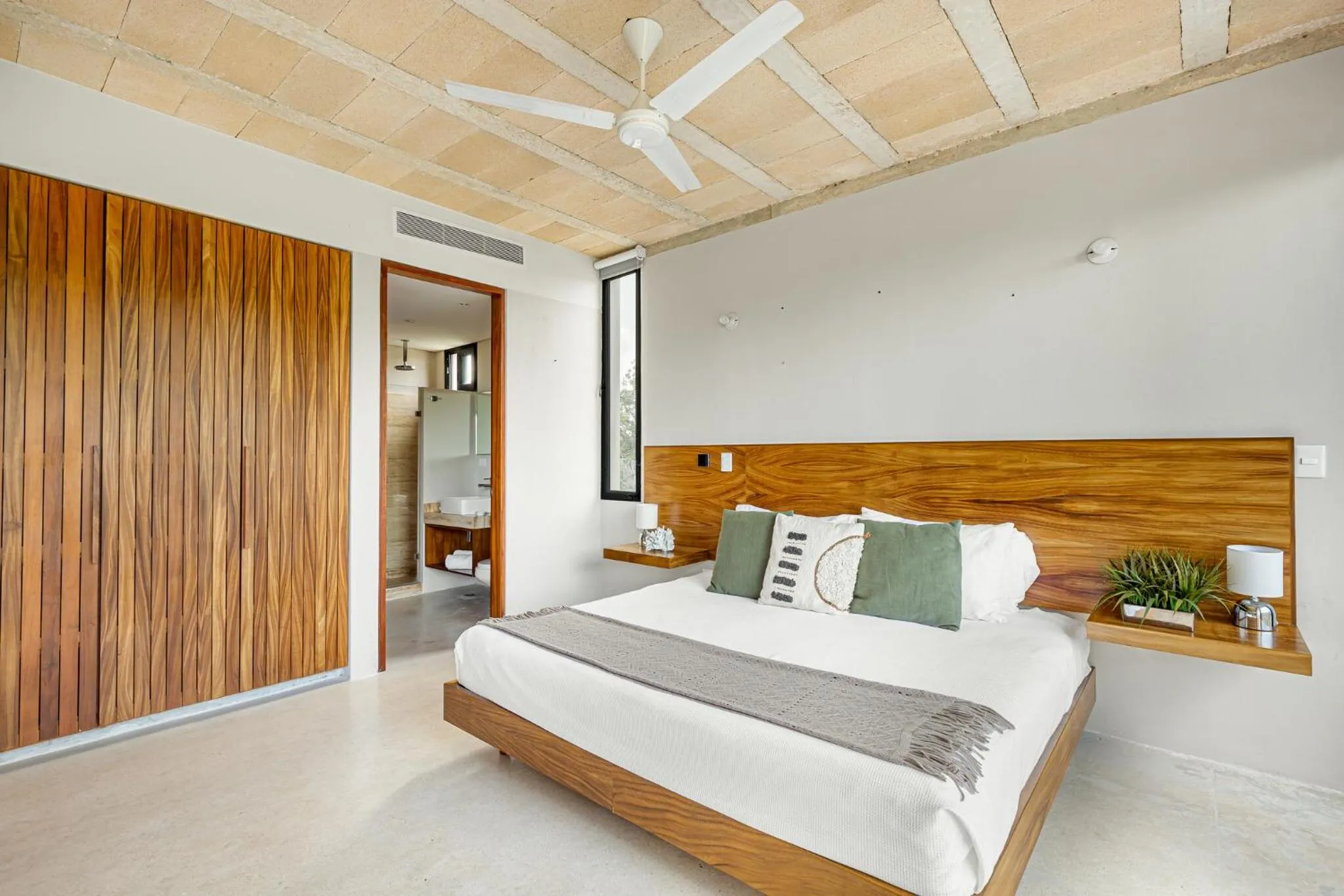 Bed in Sophisticated - Large Loft With Pool