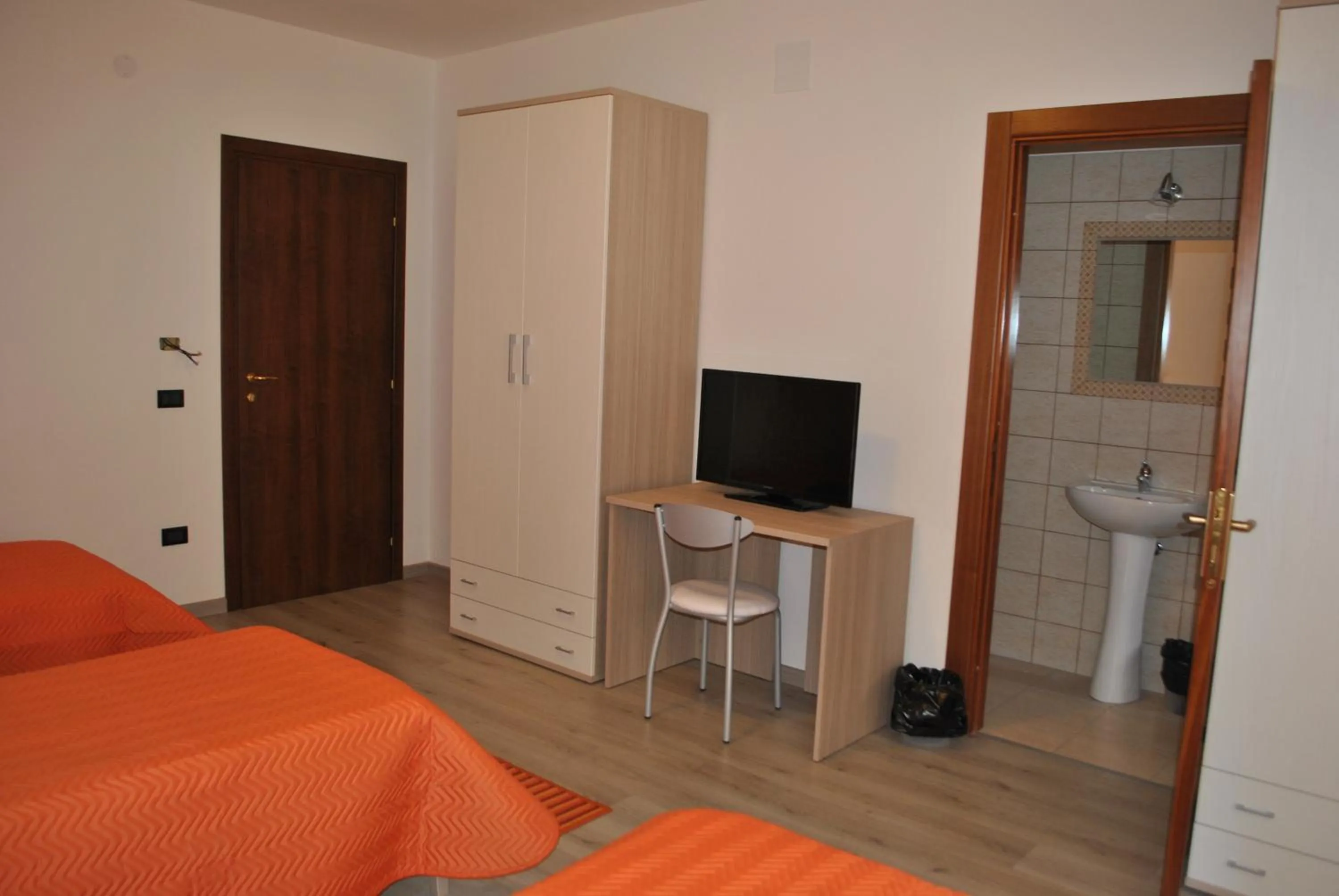 Photo of the whole room, Bed in Raxul Room