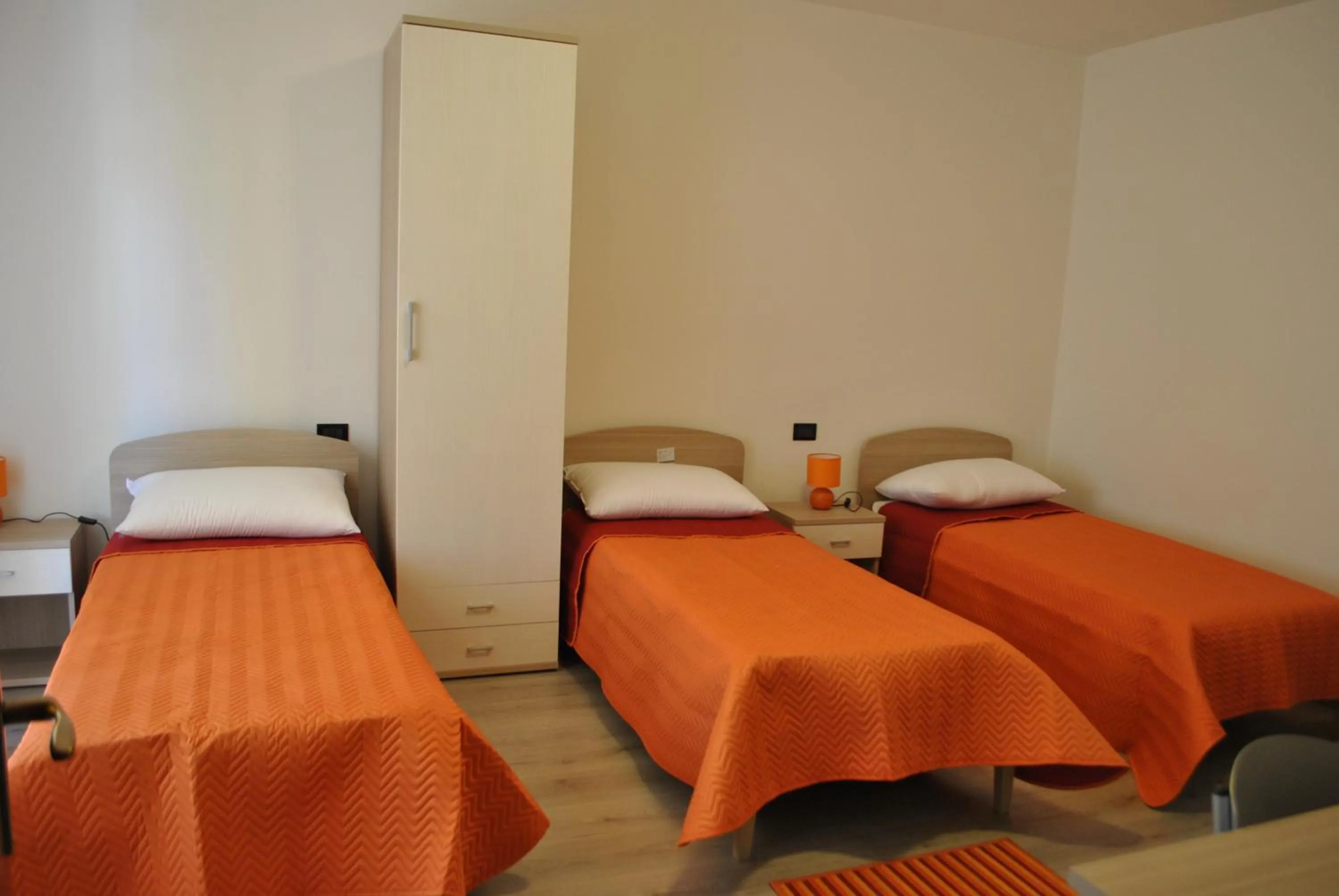 Photo of the whole room, Bed in Raxul Room