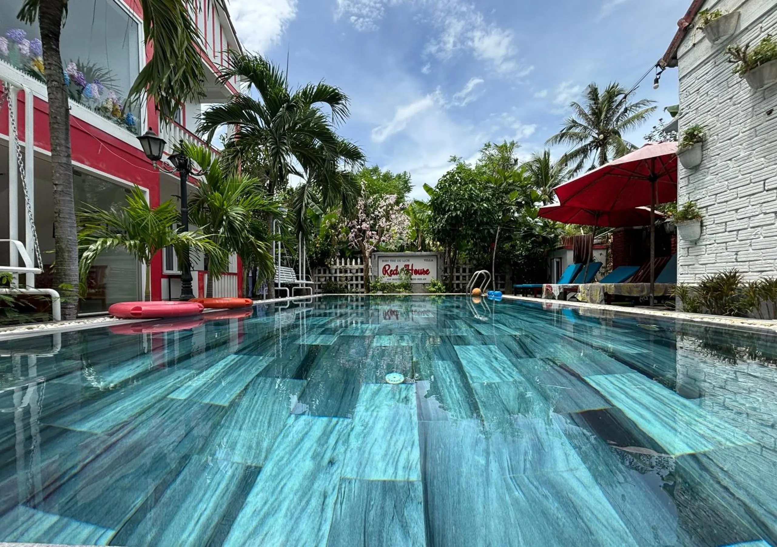 Swimming pool in Red House Homestay - Villa