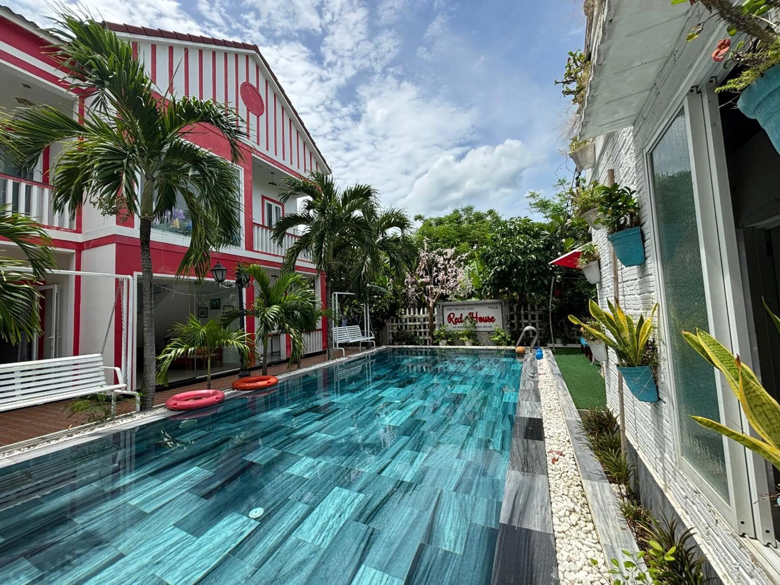 Property building in Red House Homestay - Villa