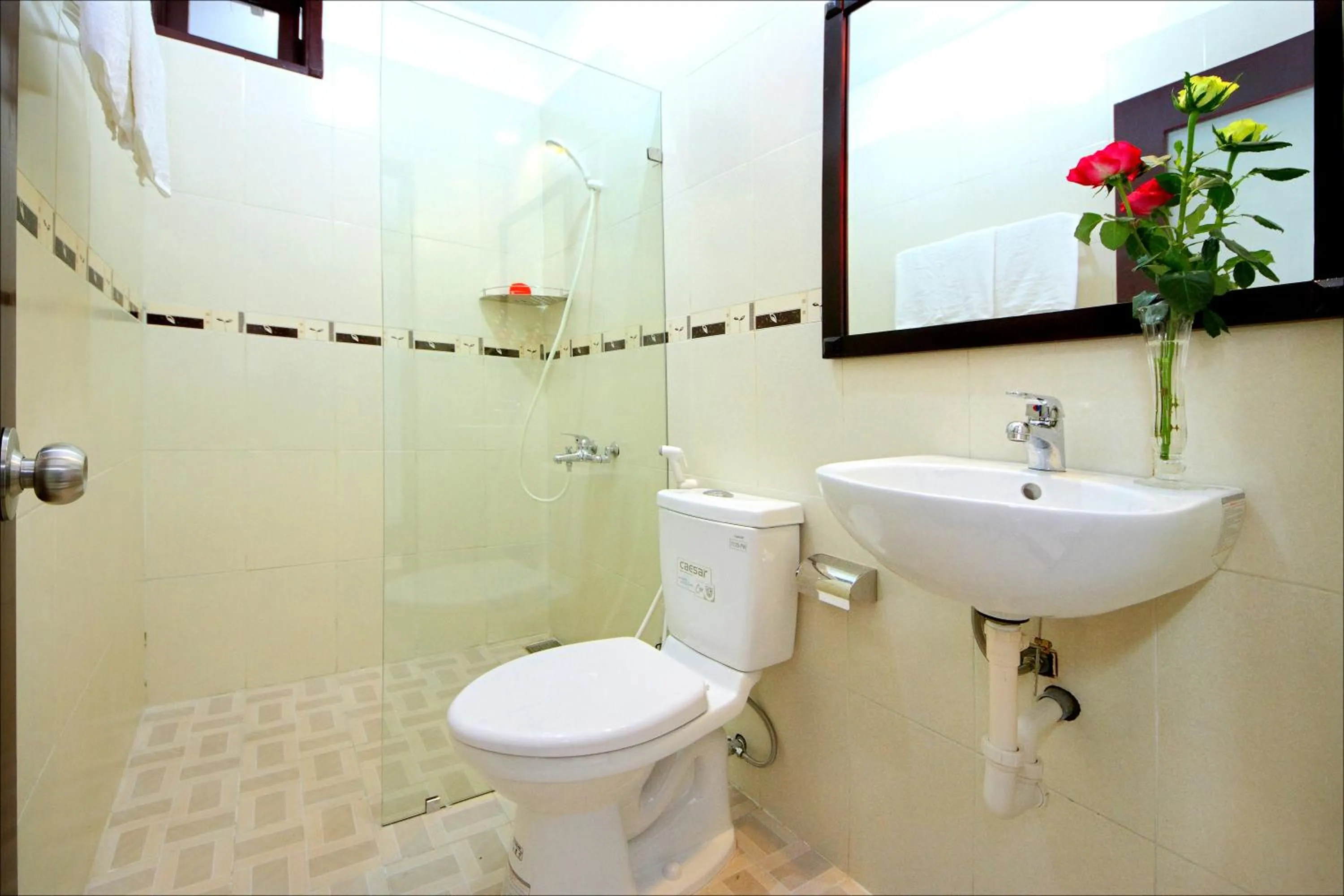 Bathroom in Tue Tam Garden Villa