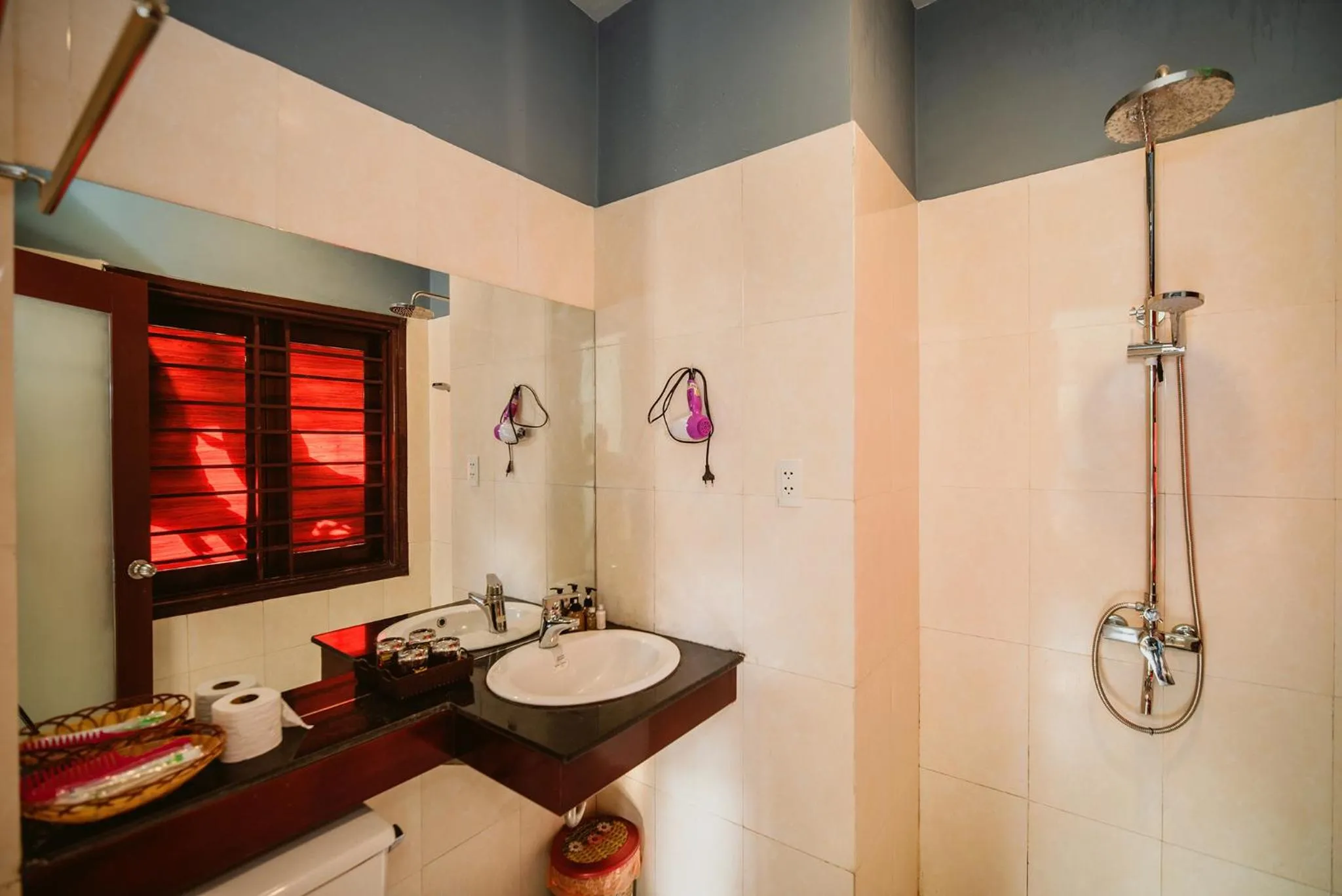 Bathroom in Tue Tam Garden Villa