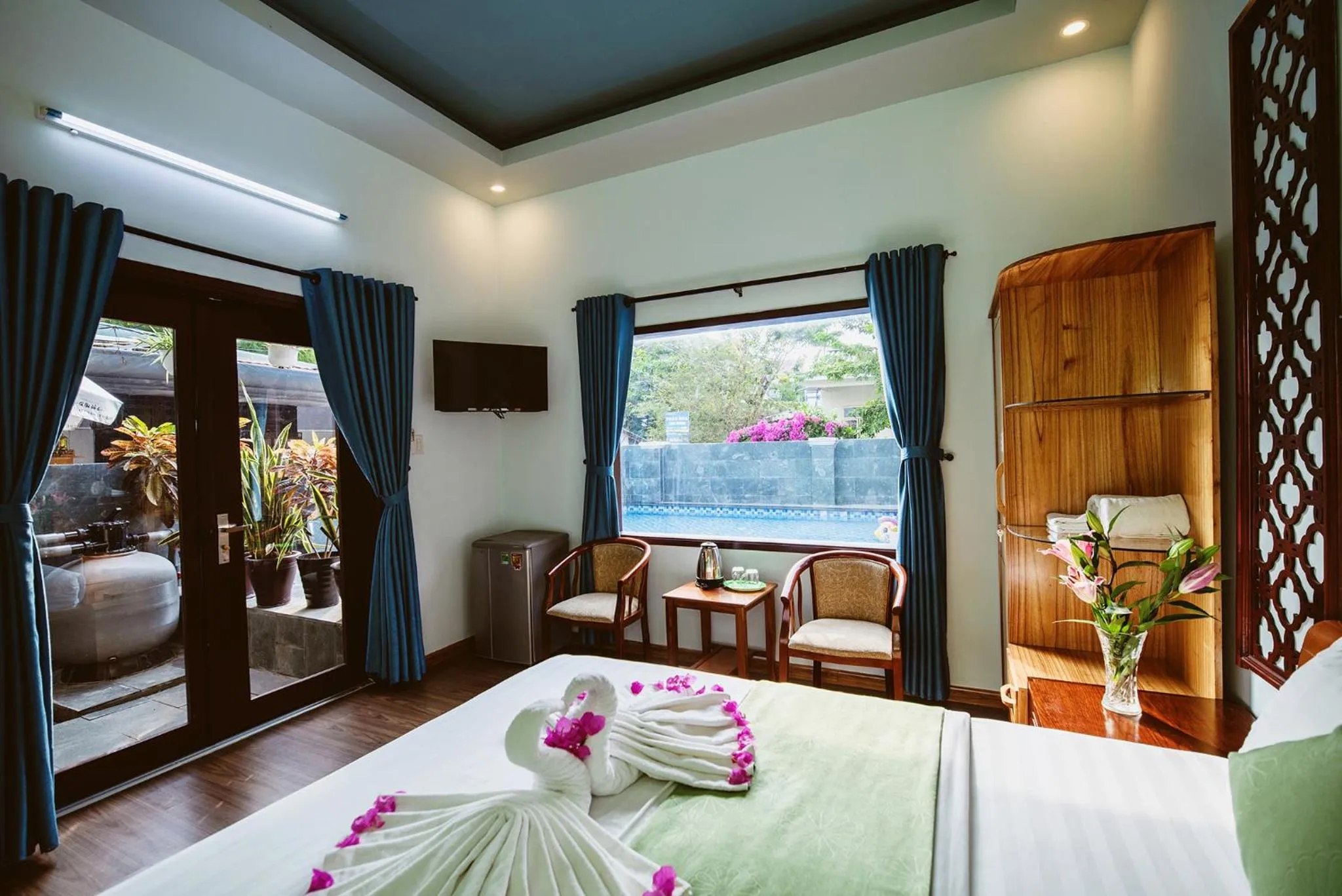 Pool view, Bed in Tue Tam Garden Villa