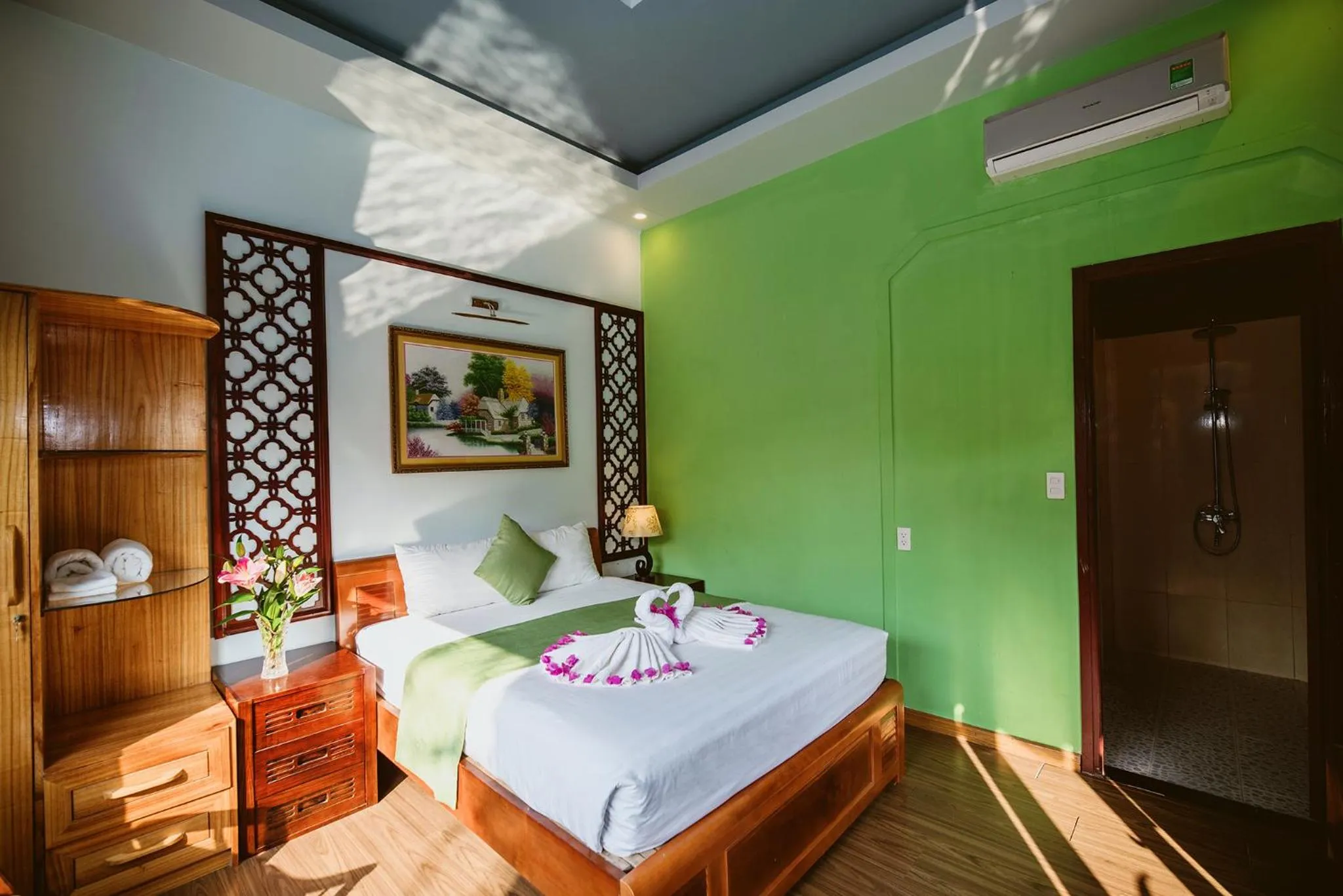 Photo of the whole room, Bed in Tue Tam Garden Villa