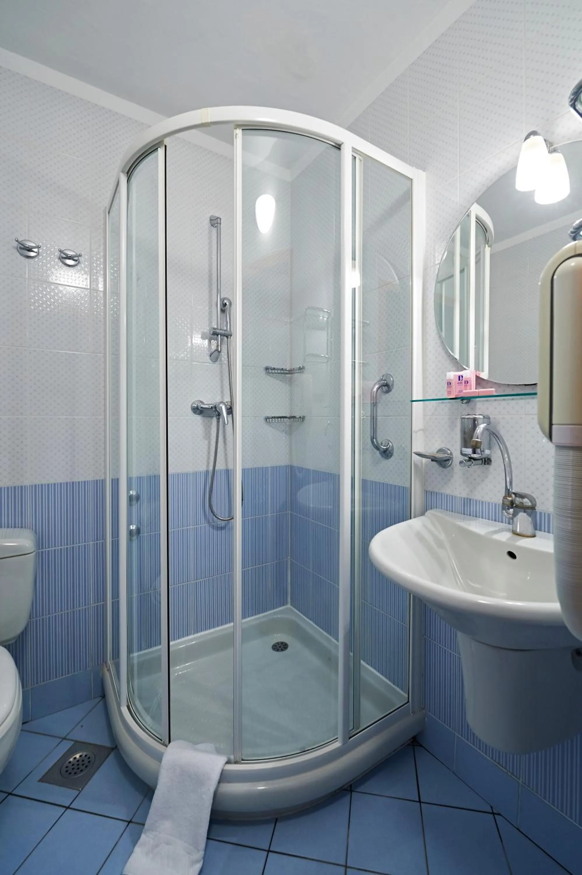 Shower in Hotel Delfin