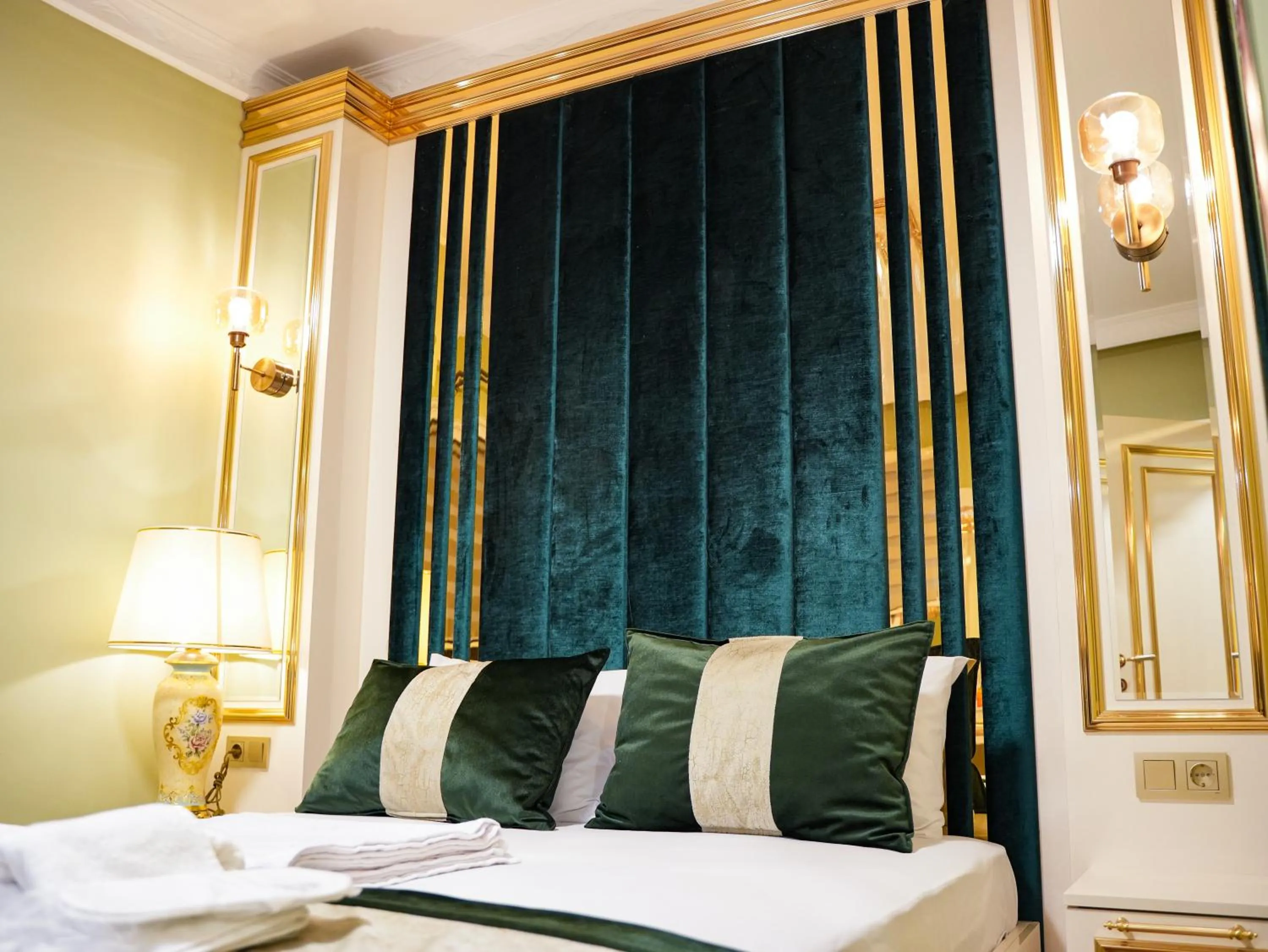 Bedroom, Bed in Whıte Moon Hotel Suites