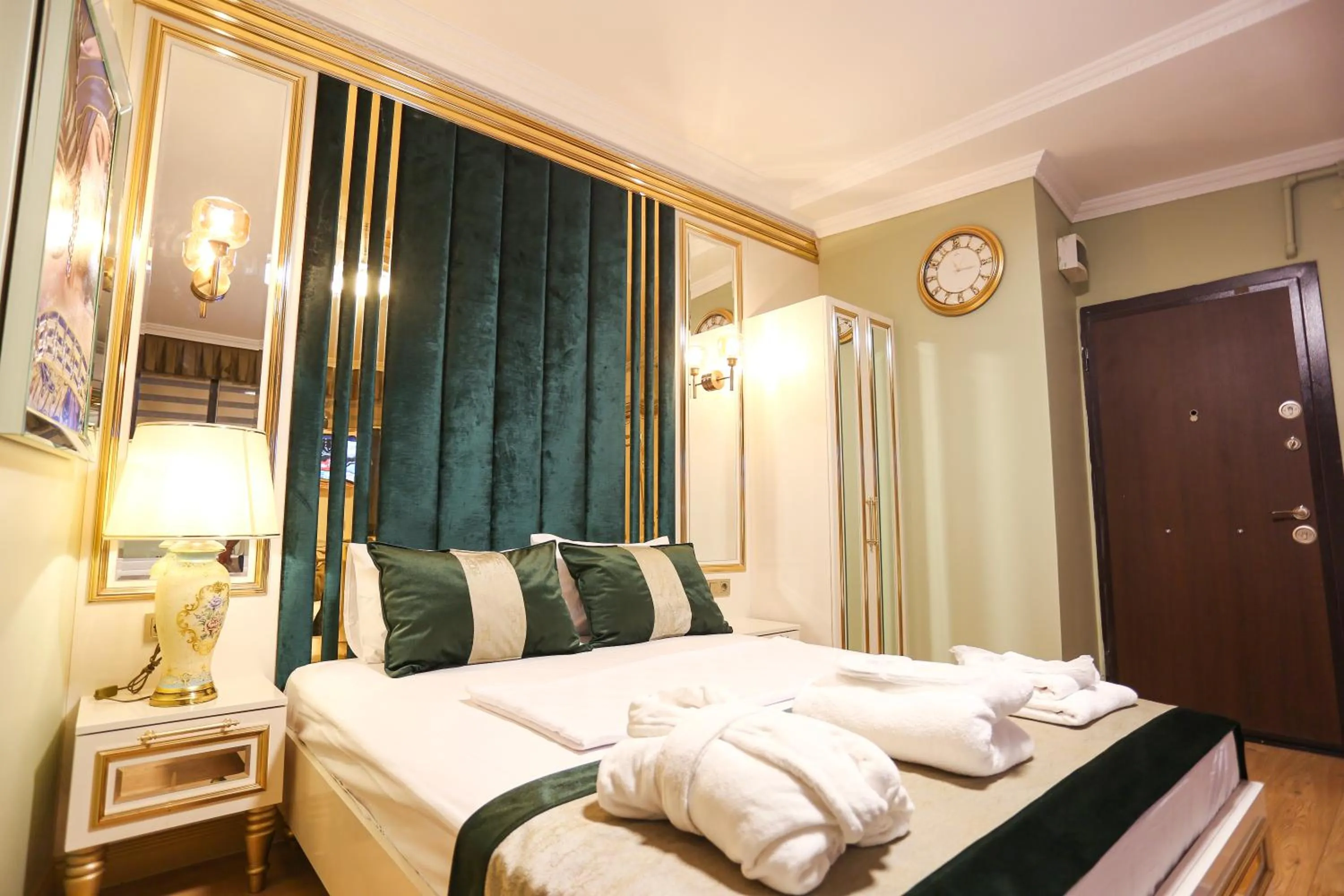 Bed in Whıte Moon Hotel Suites