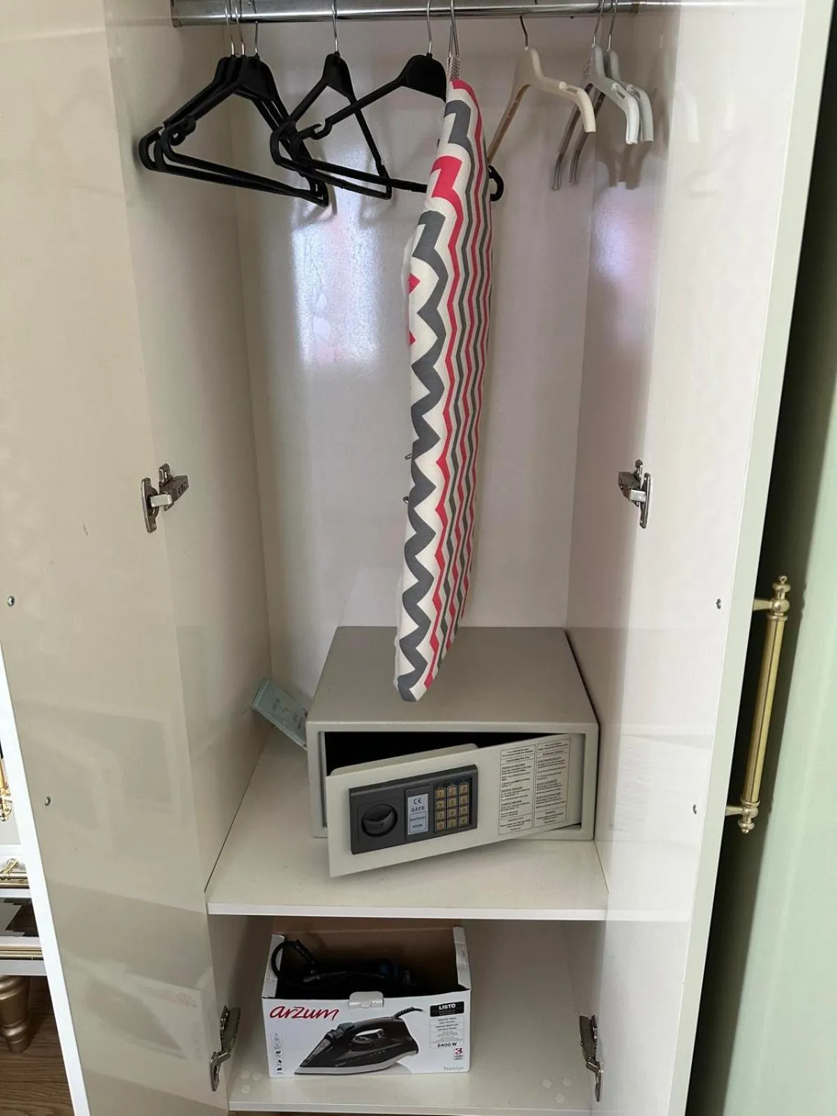 flat iron in Whıte Moon Hotel Suites