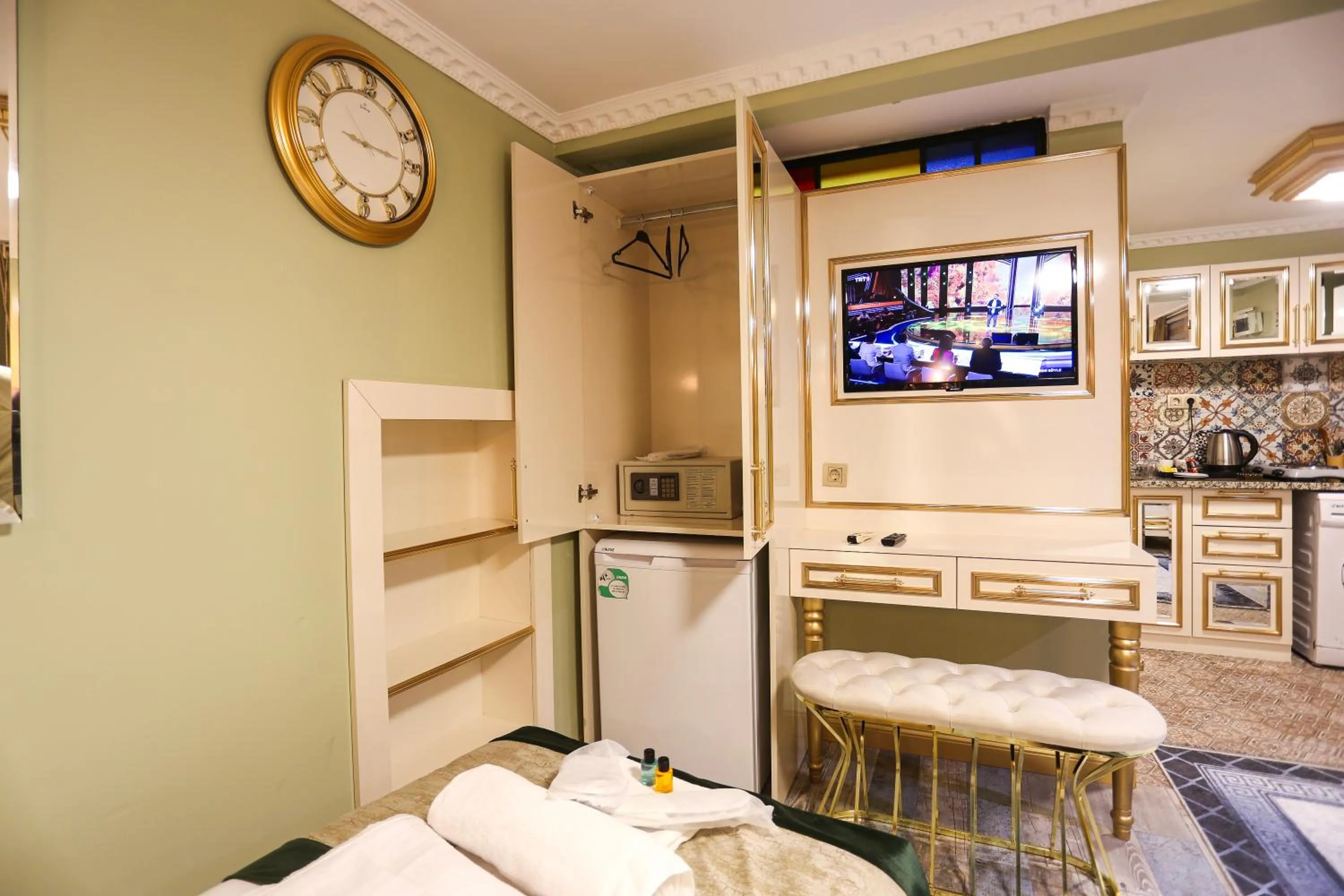 TV and multimedia in Whıte Moon Hotel Suites