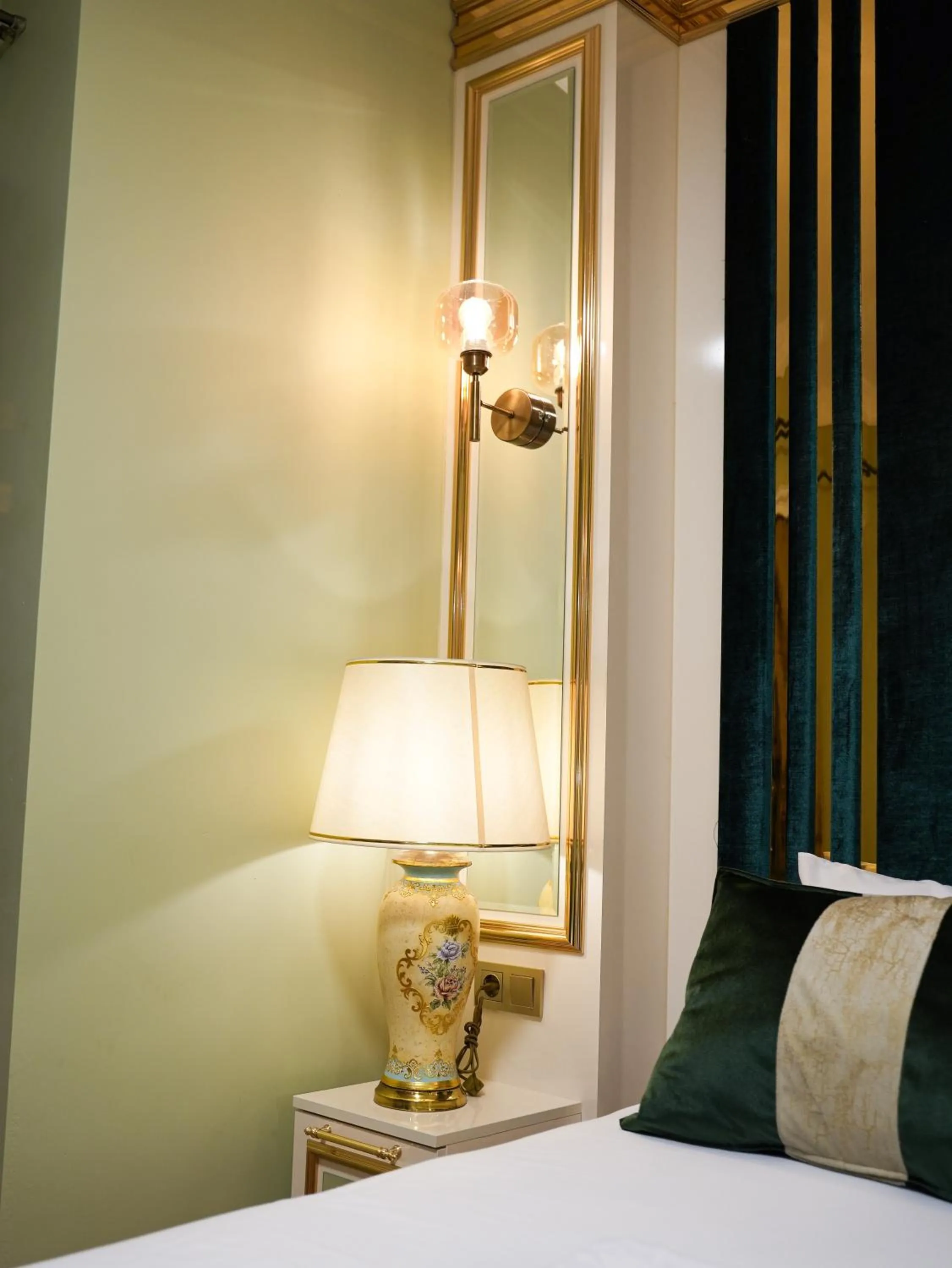 Bedroom, Bed in Whıte Moon Hotel Suites