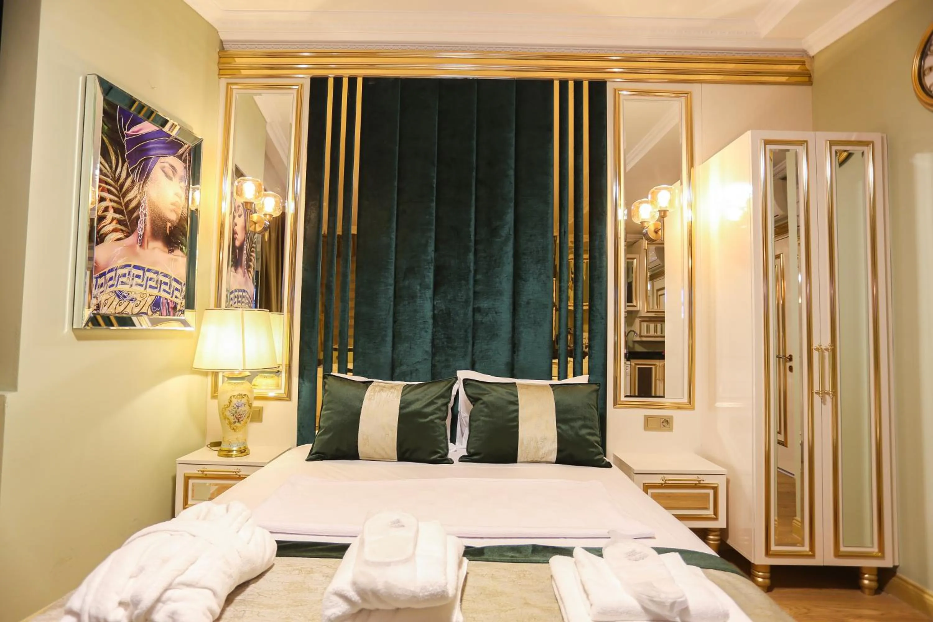 Bed in Whıte Moon Hotel Suites