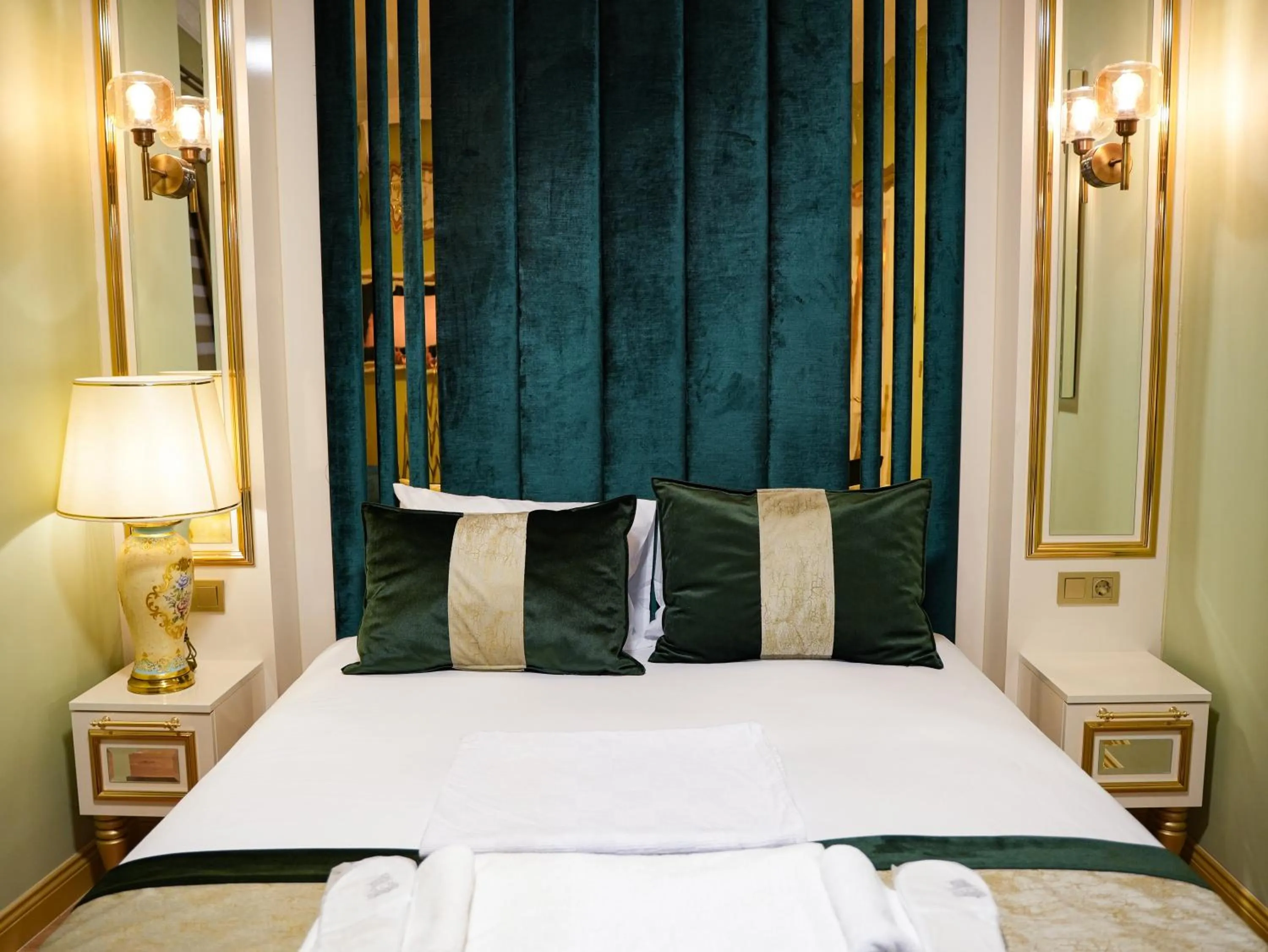 Bedroom, Bed in Whıte Moon Hotel Suites