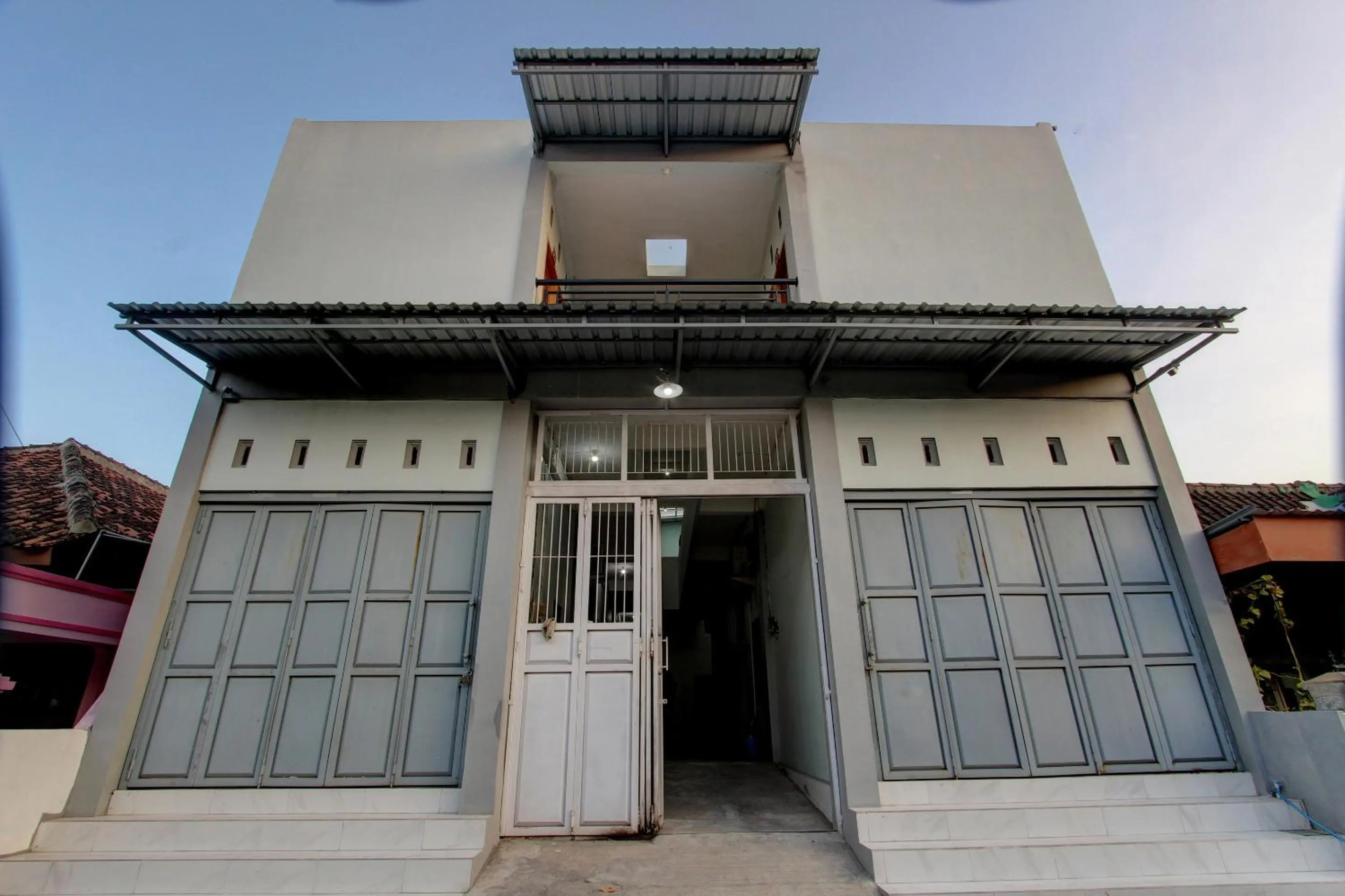 Facade/entrance in Hotel O Galih Kost 1 Syariah