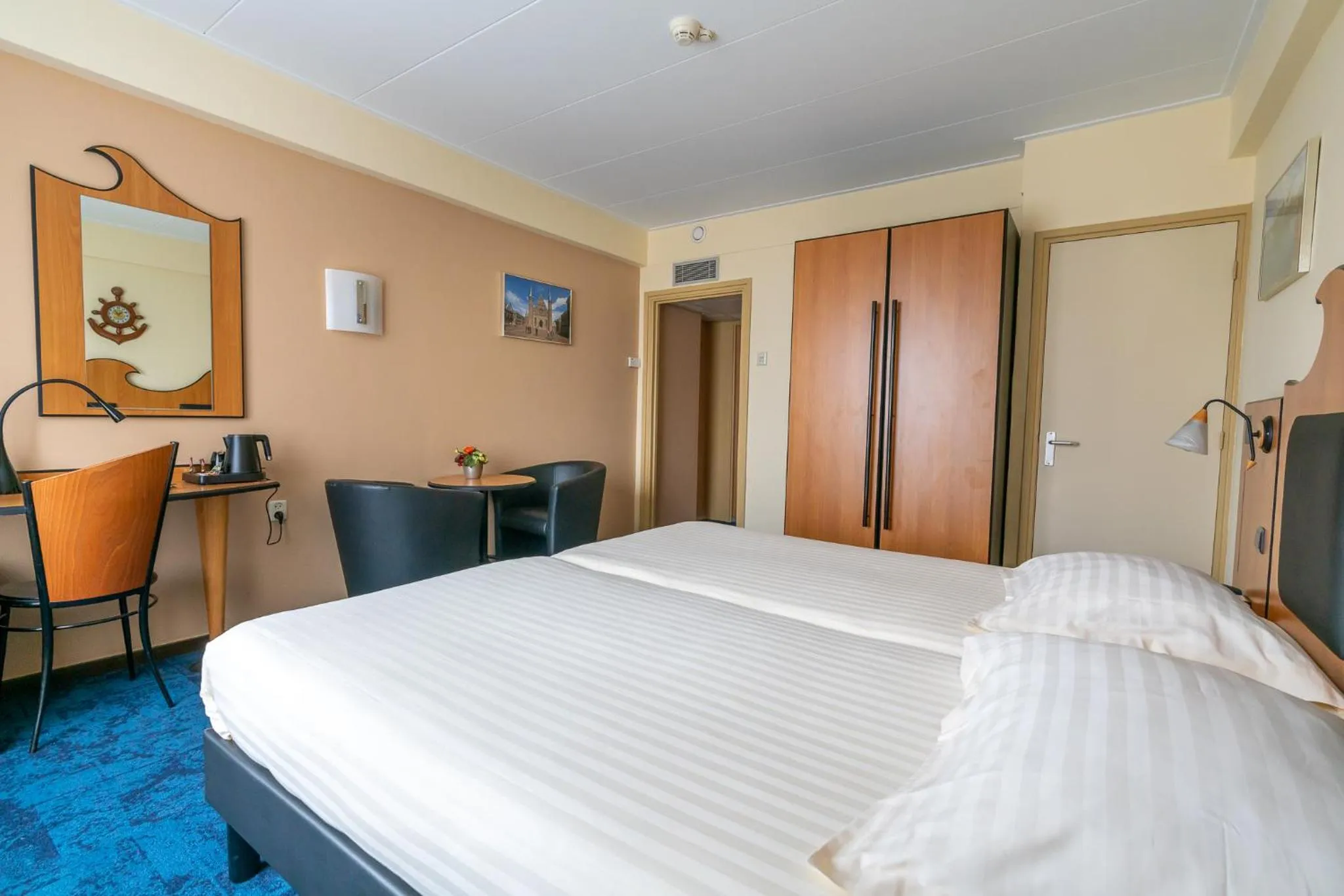 Photo of the whole room in Badhotel The Hague Scheveningen