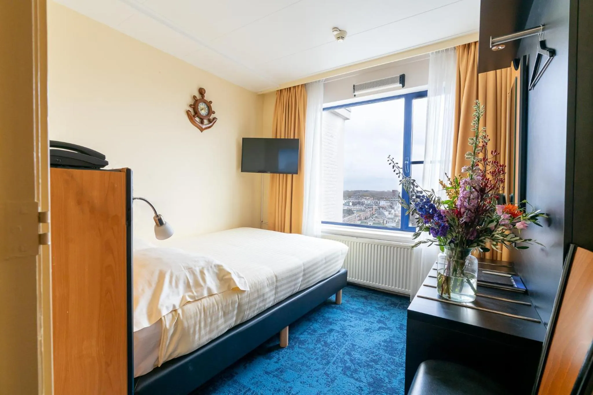 Photo of the whole room in Badhotel The Hague Scheveningen