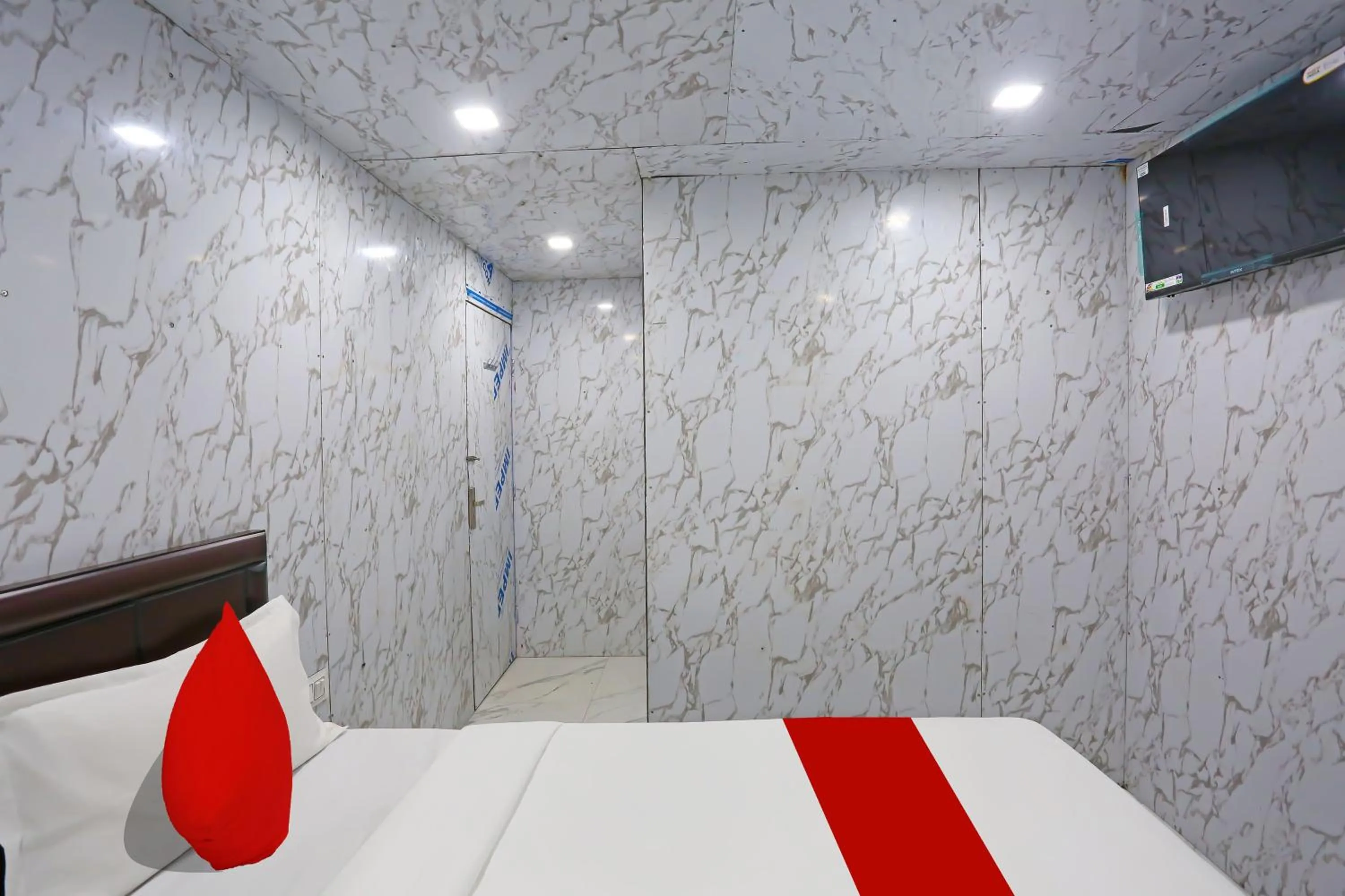 Bedroom, Bed in Hotel O Happy Hours