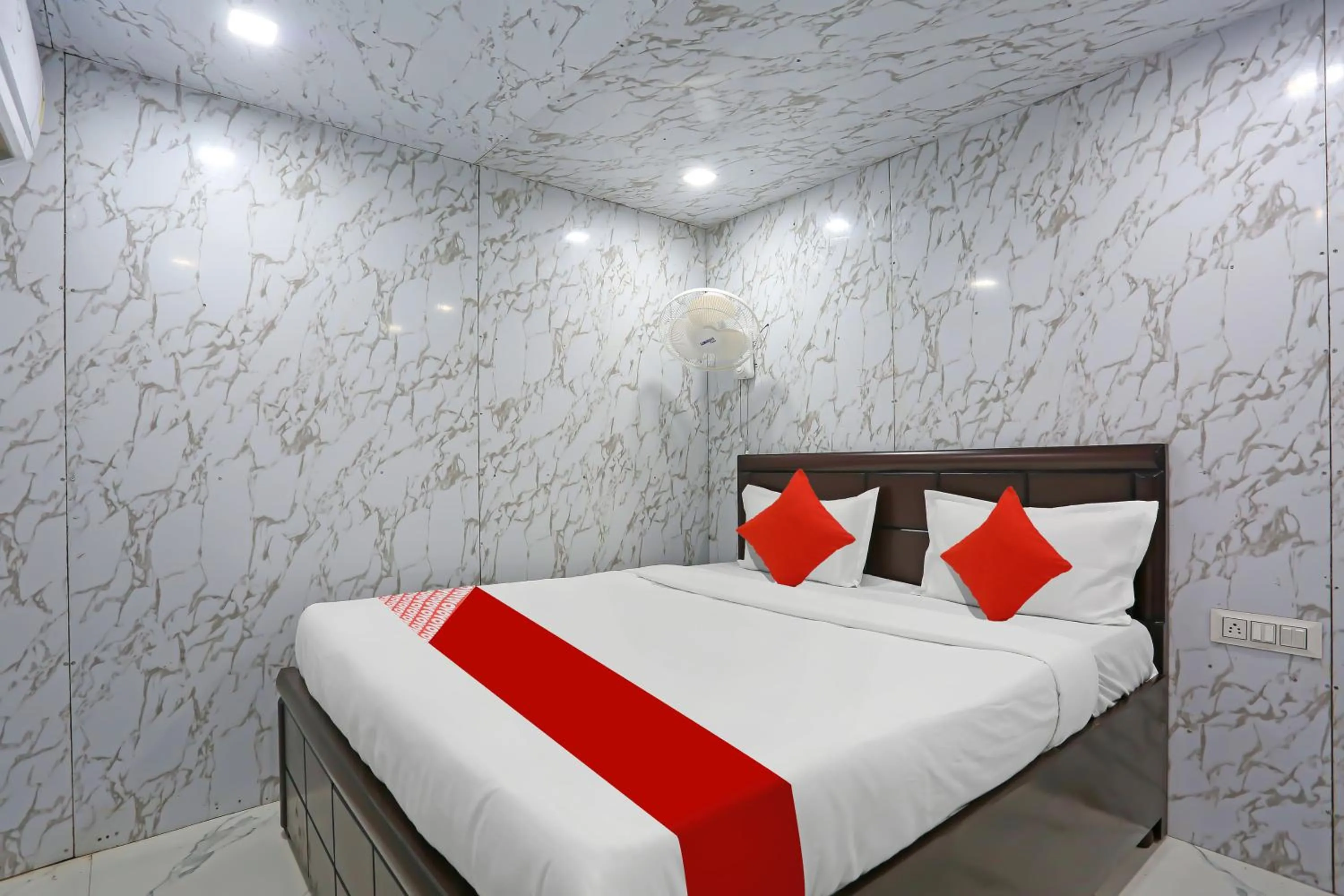 Bedroom, Bed in Hotel O Happy Hours