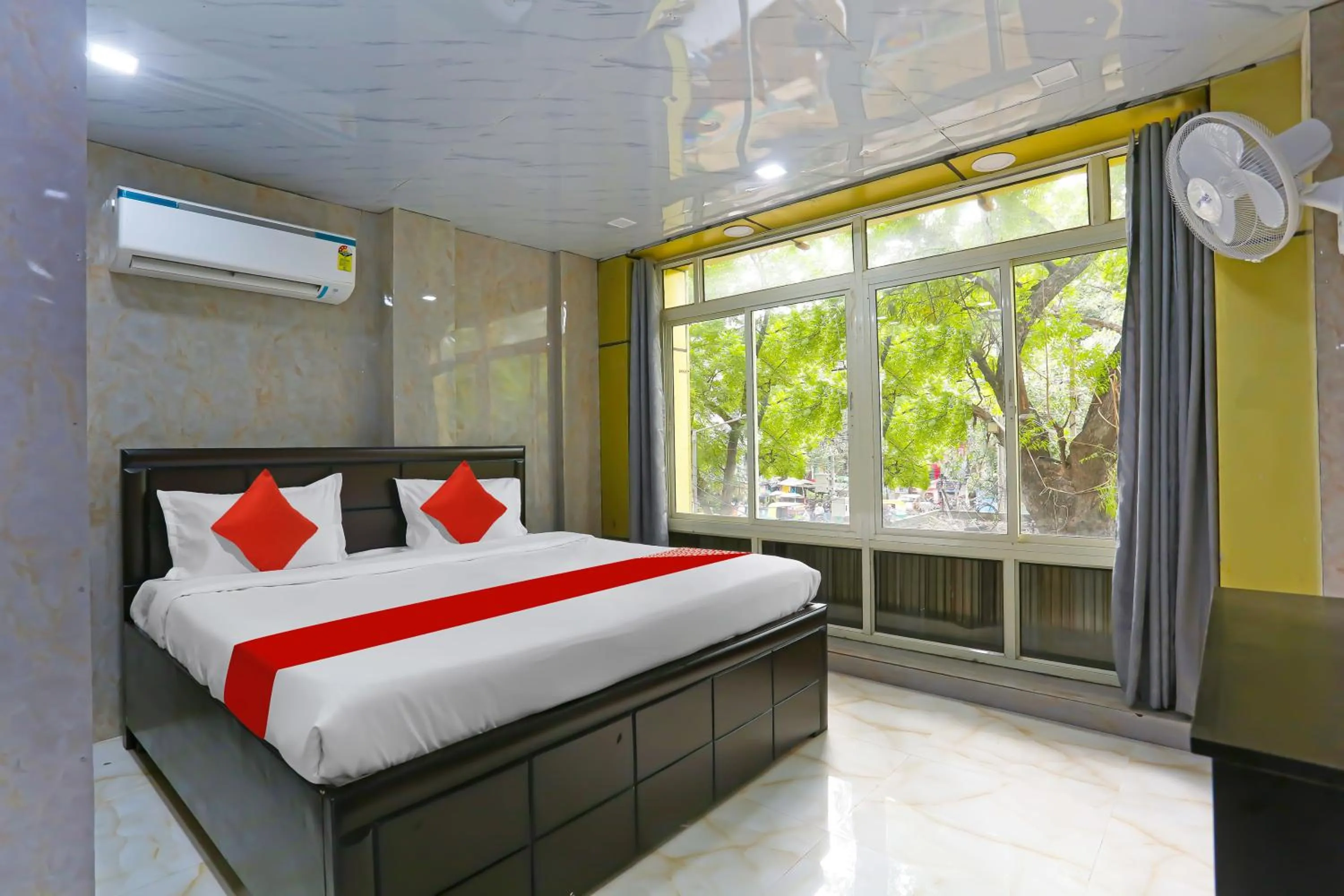 Bedroom, Bed in Hotel O Happy Hours