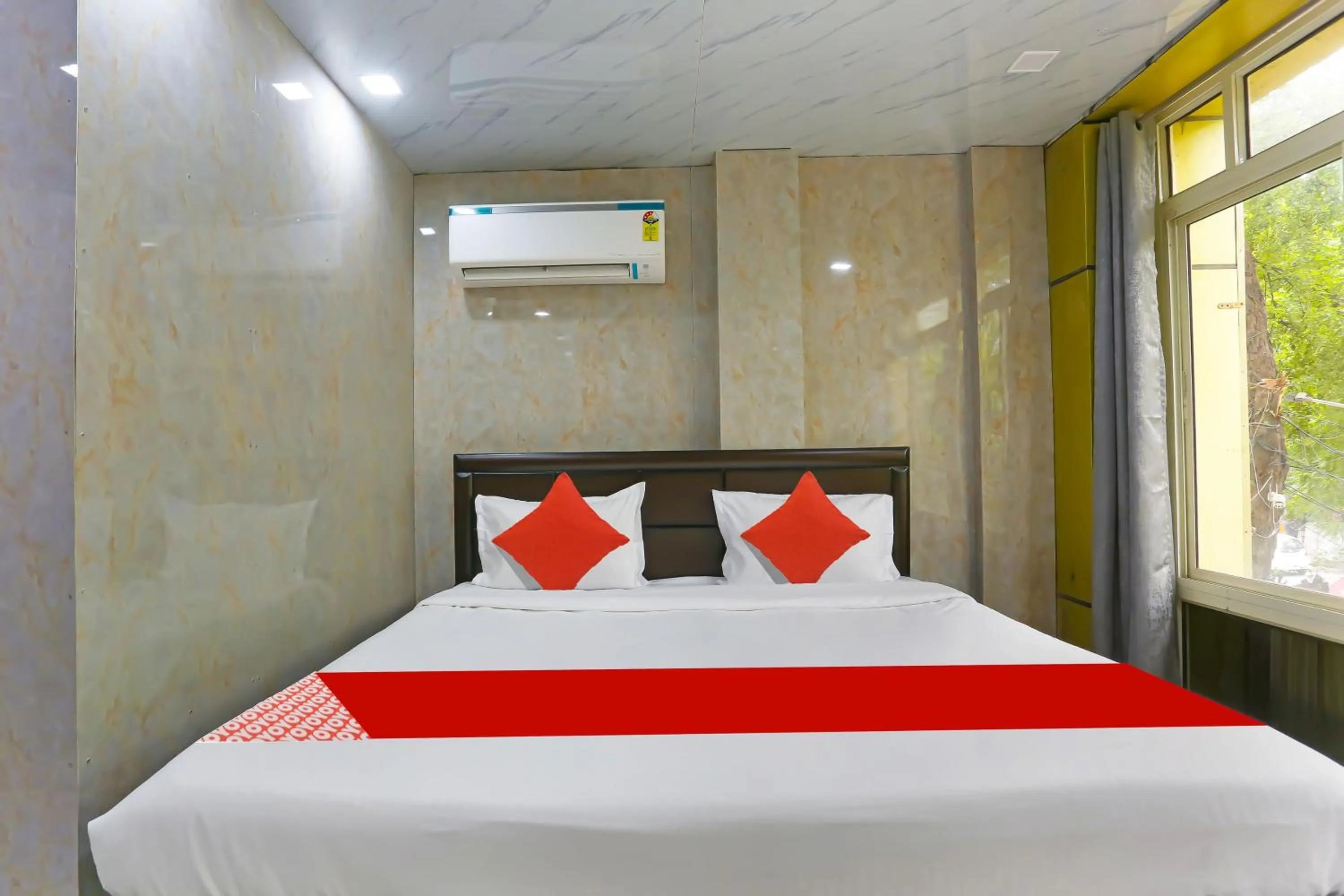 Bedroom, Bed in Hotel O Happy Hours