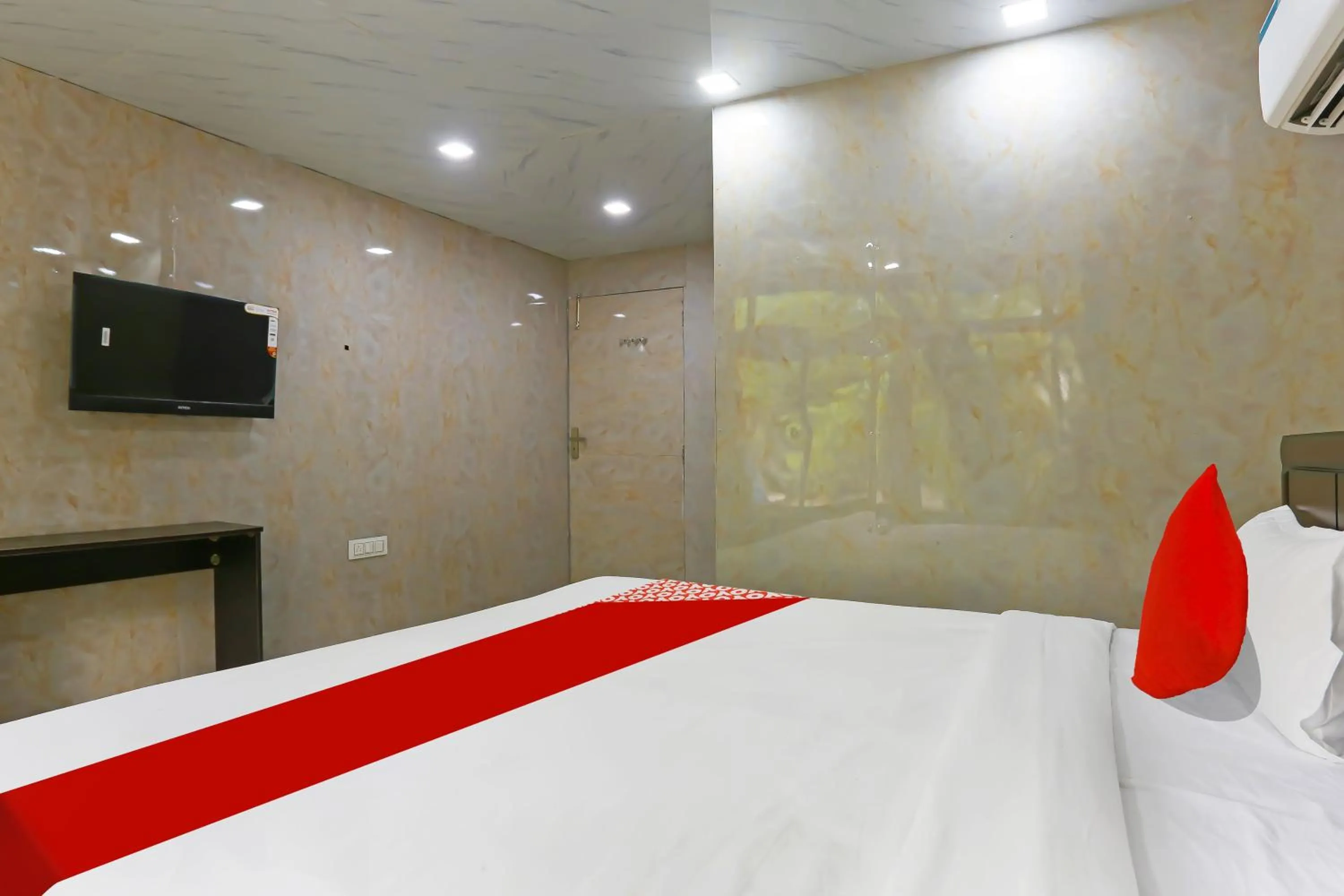 Bedroom, Bed in Hotel O Happy Hours