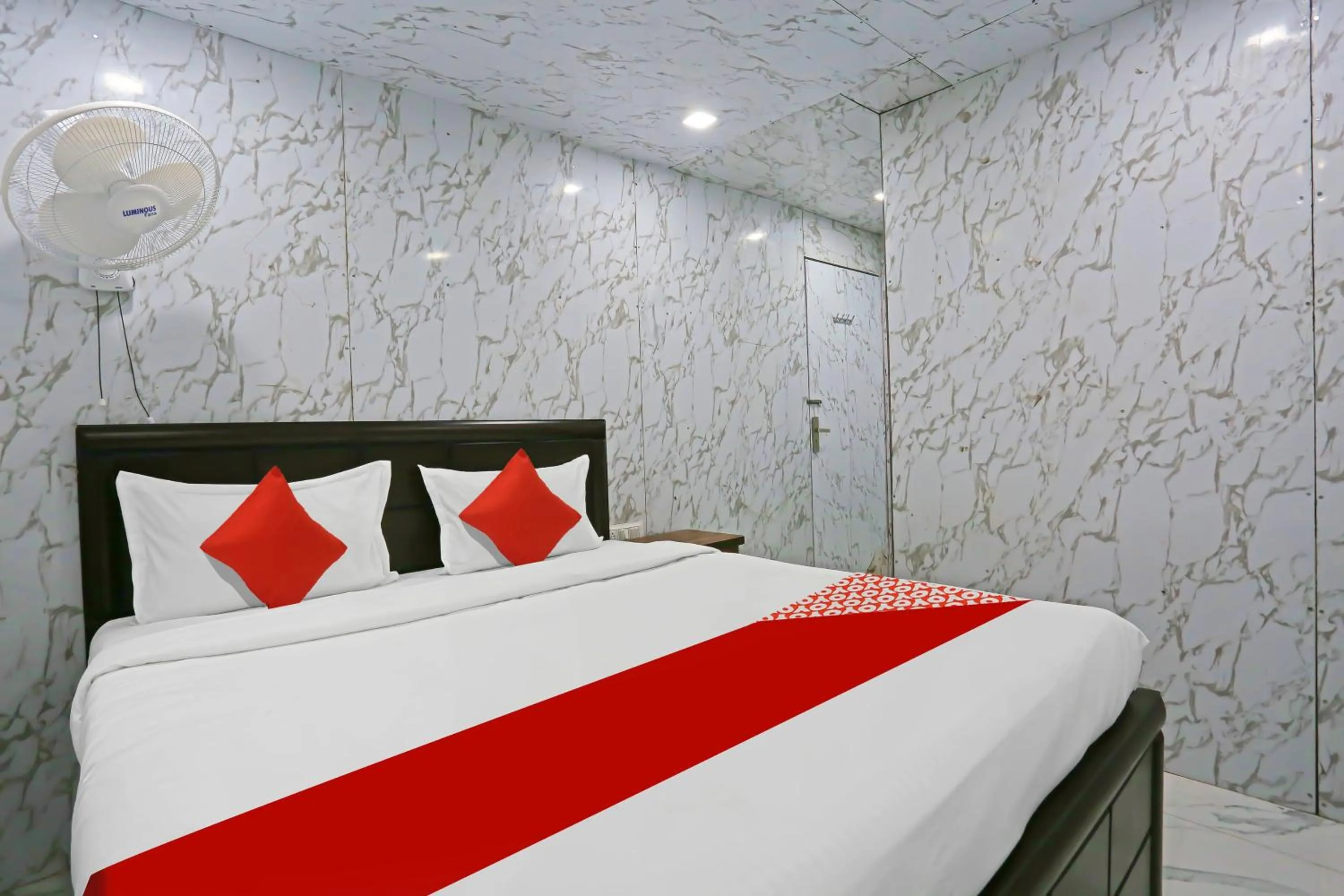 Bedroom, Bed in Hotel O Happy Hours