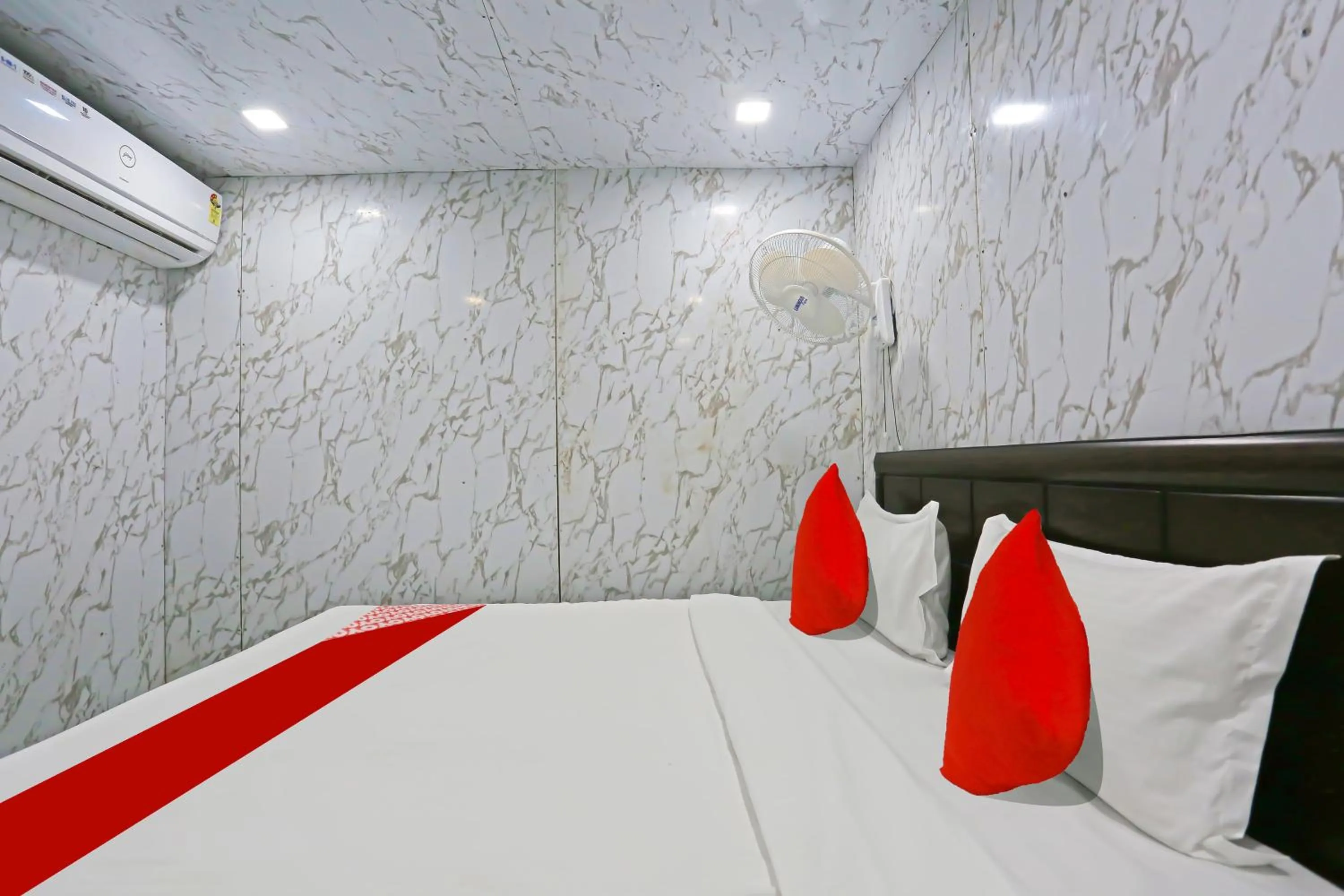 Bedroom, Bed in Hotel O Happy Hours