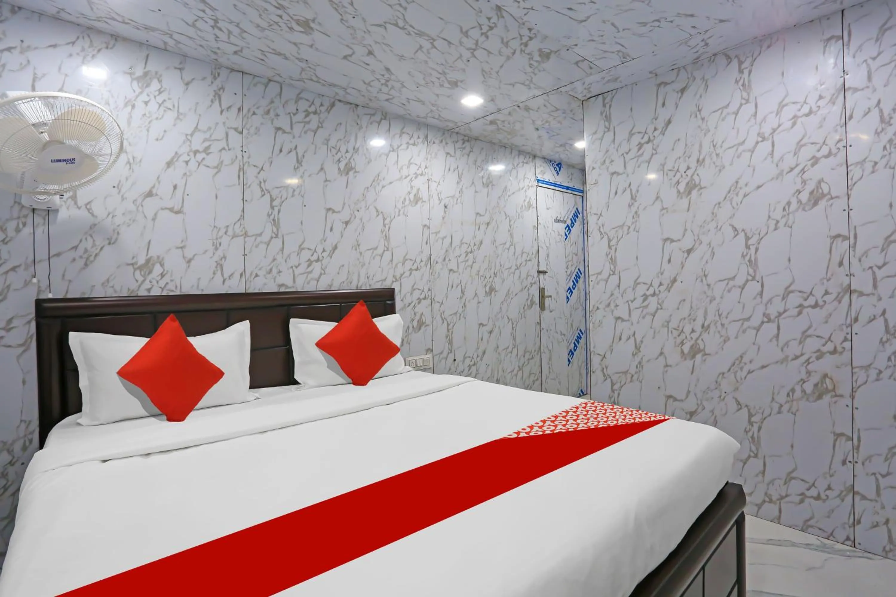 Bedroom, Bed in Hotel O Happy Hours