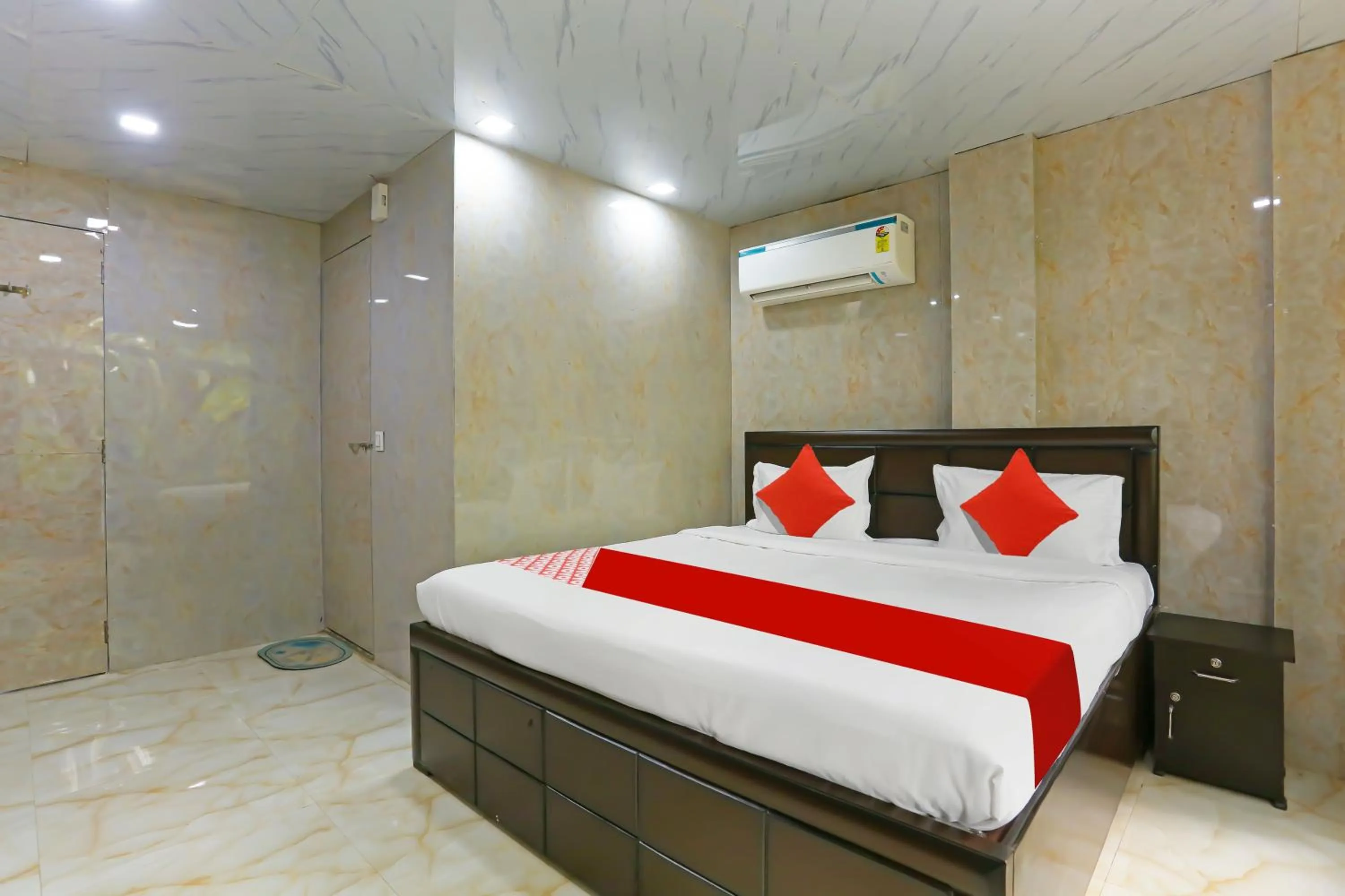 Bedroom, Bed in Hotel O Happy Hours