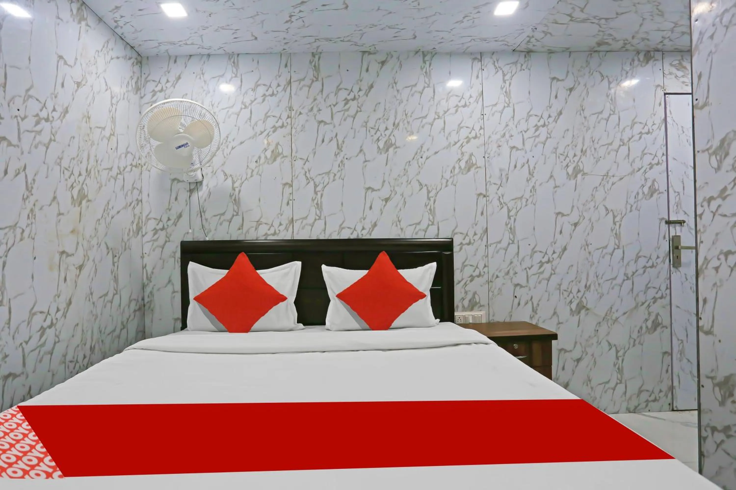 Bedroom, Bed in Hotel O Happy Hours