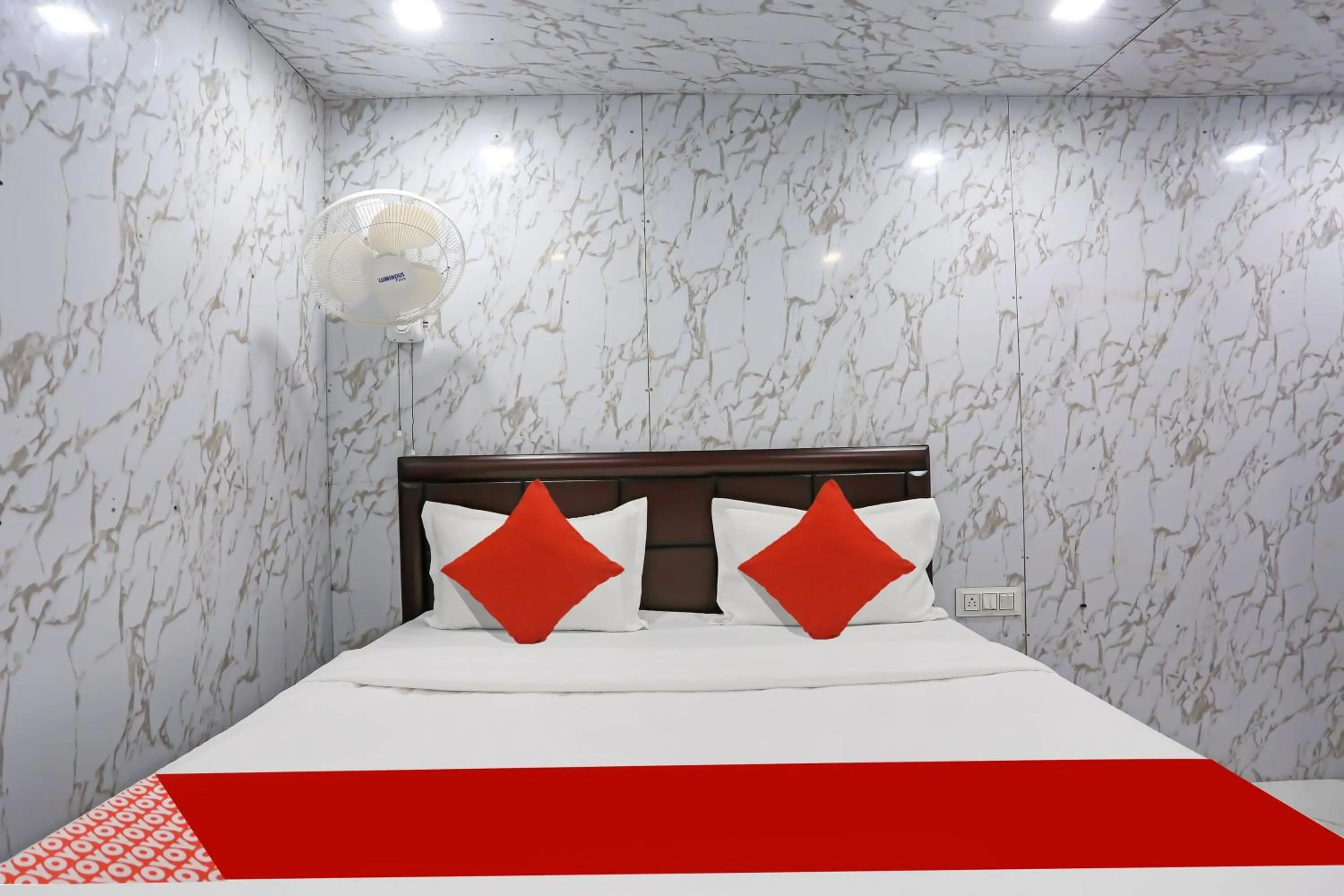 Bedroom, Bed in Hotel O Happy Hours