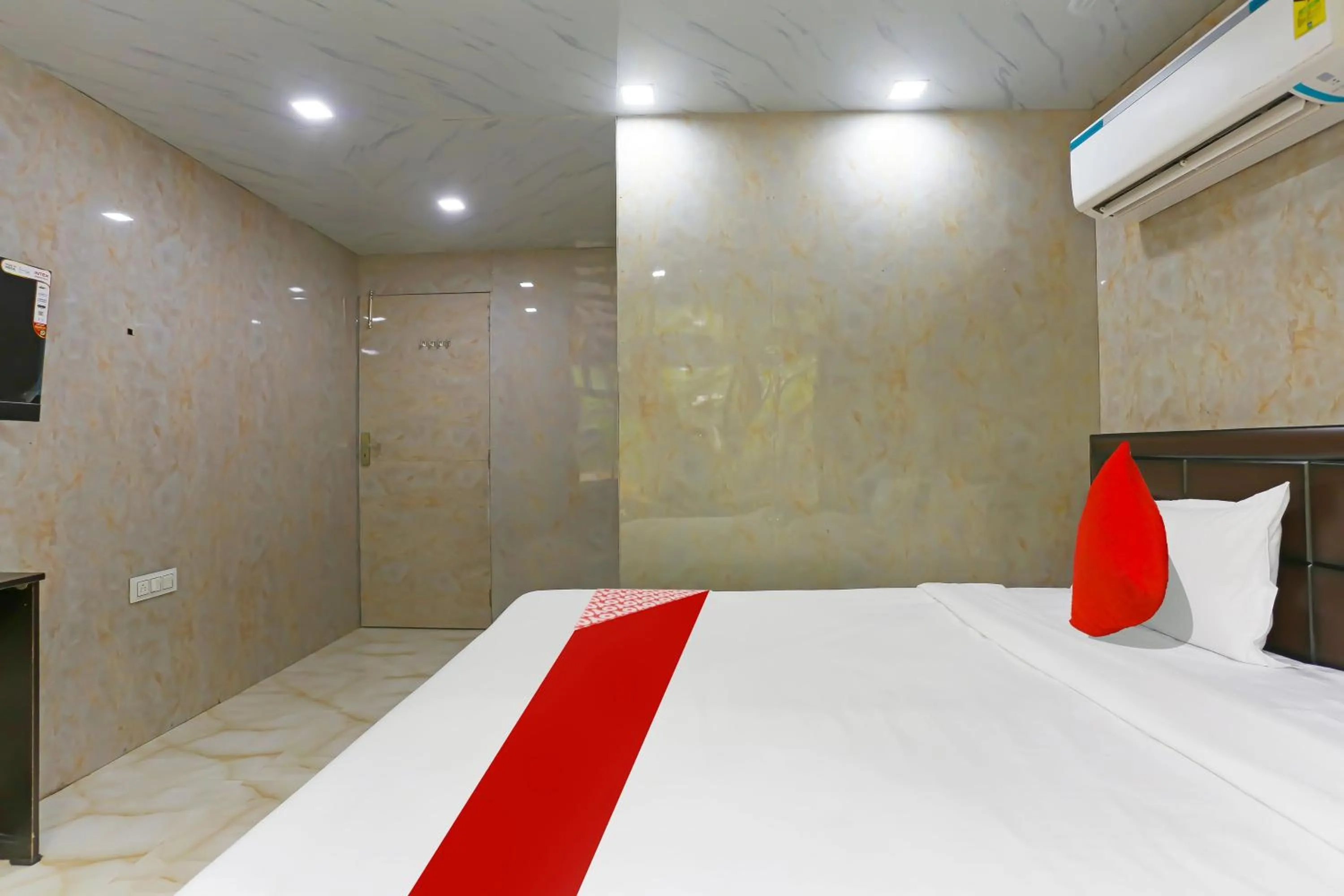 Bedroom, Bed in Hotel O Happy Hours