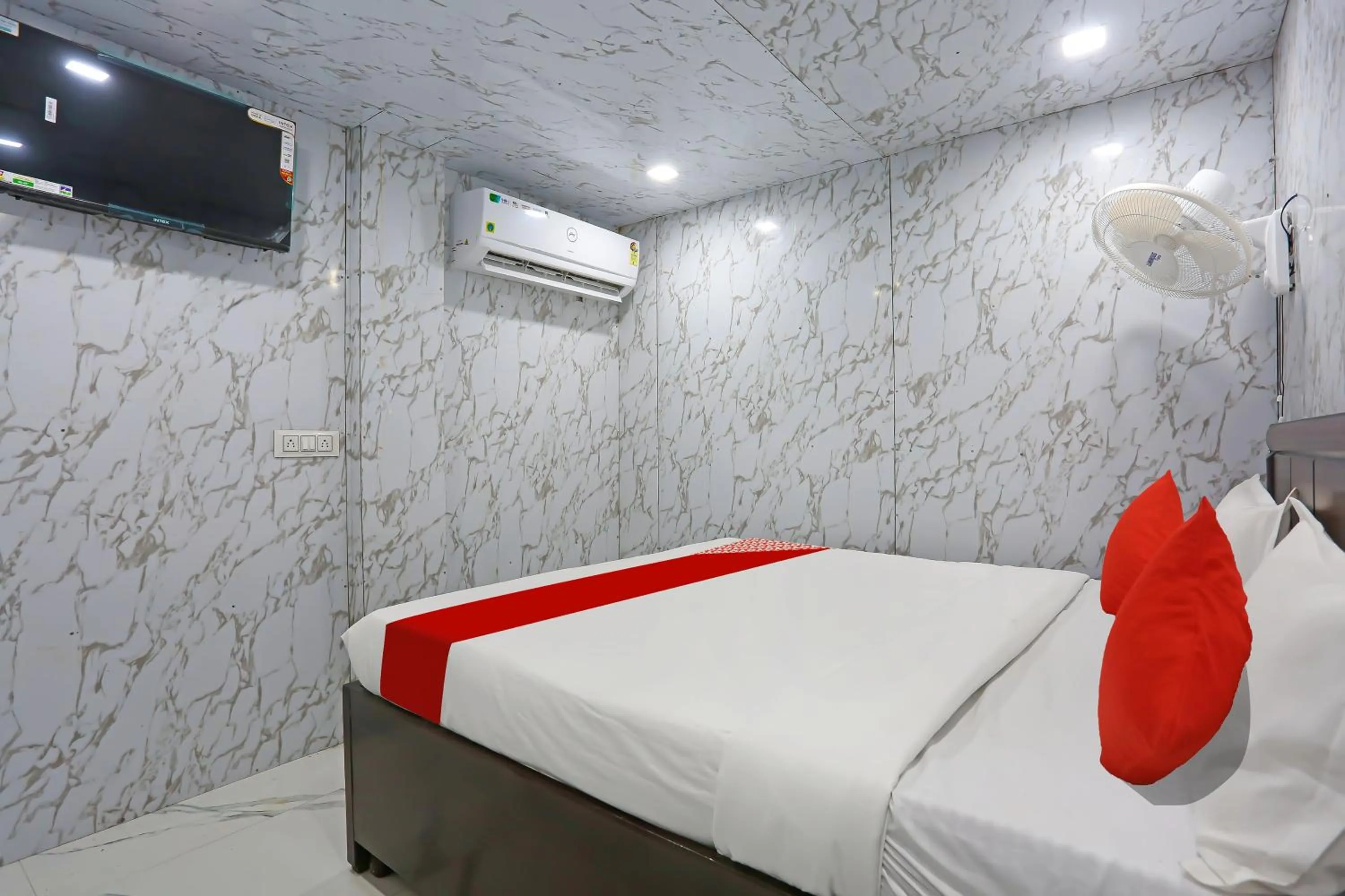 Bedroom, Bed in Hotel O Happy Hours