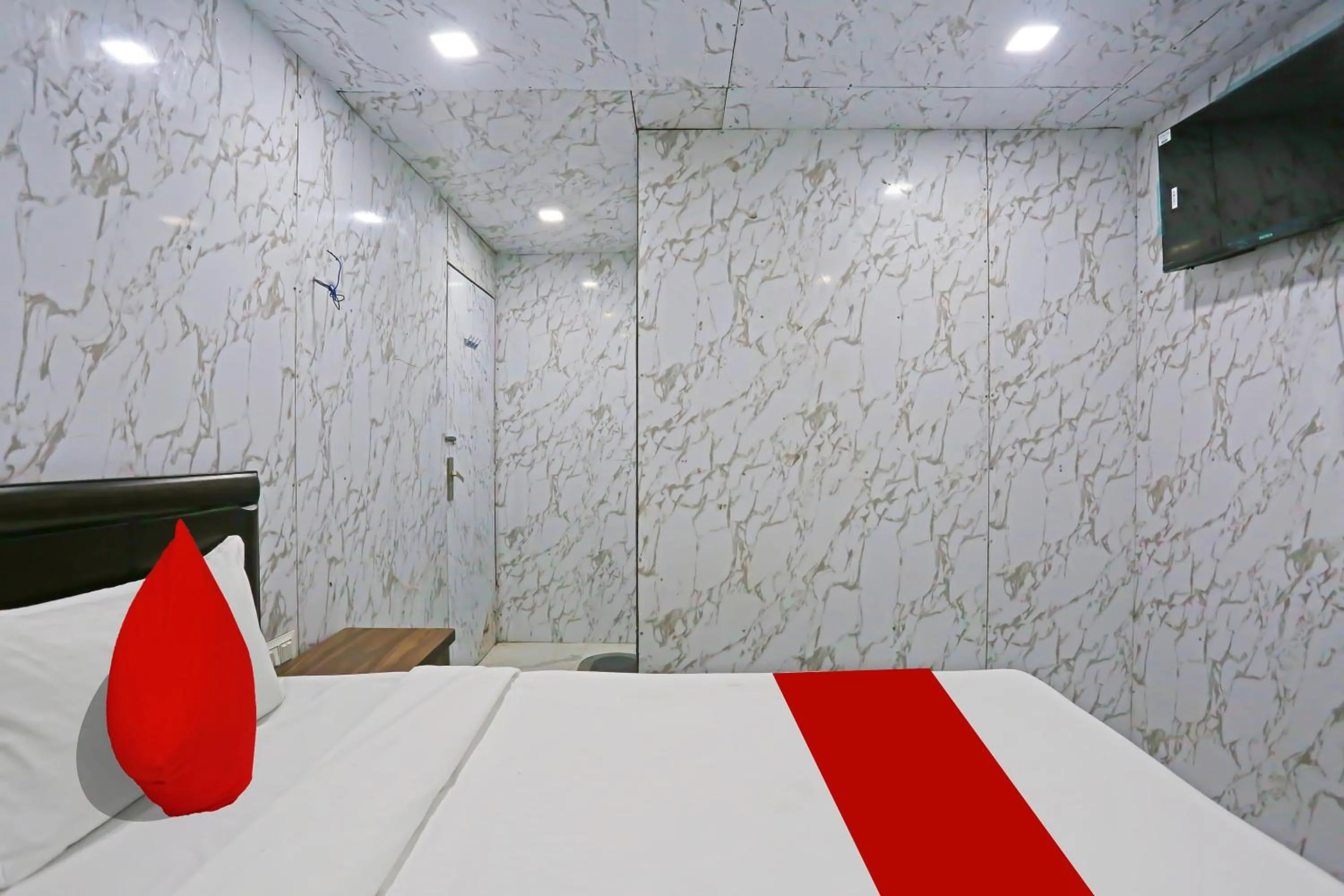 Bedroom, Bed in Hotel O Happy Hours