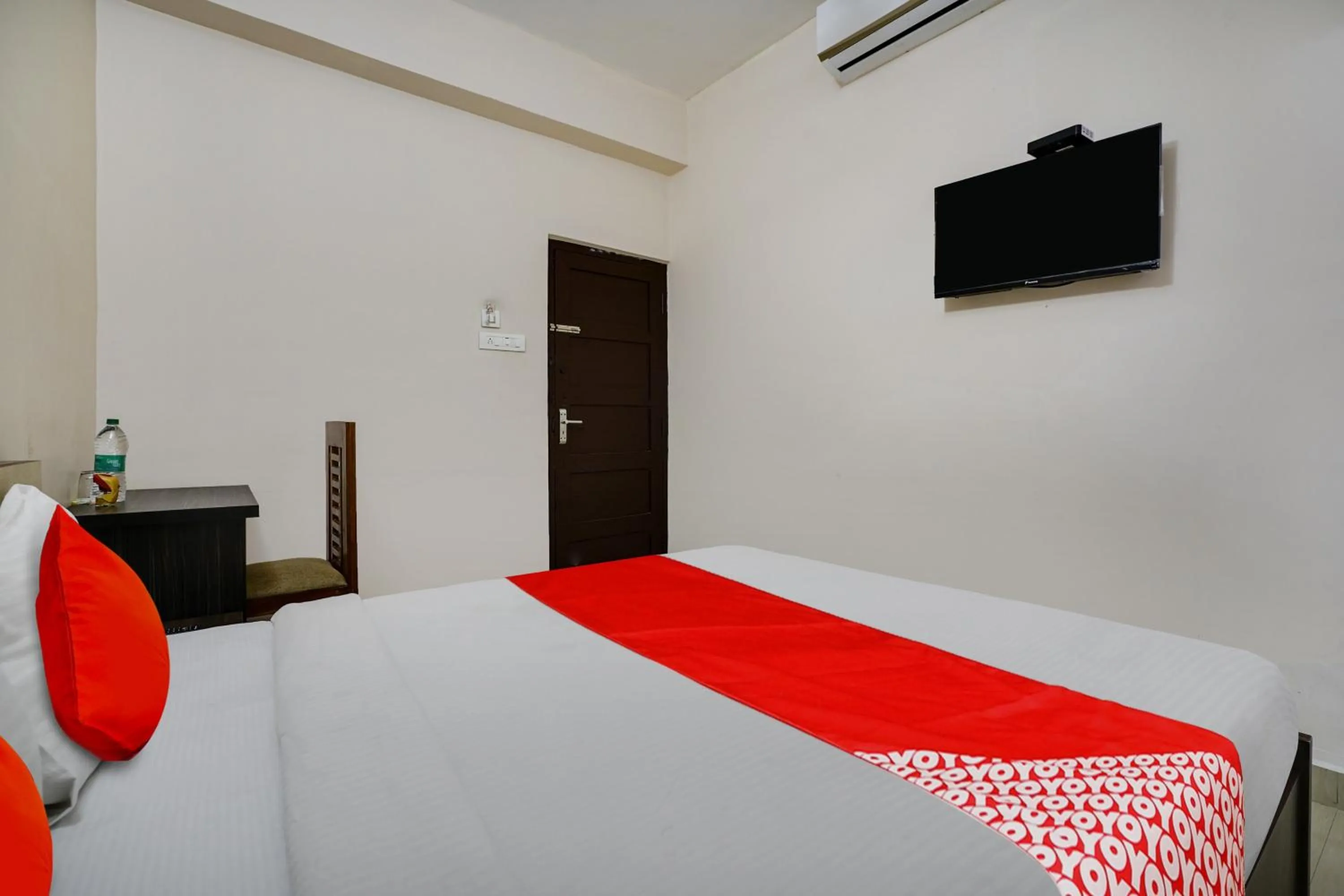 Bedroom, TV/Entertainment Center in OYO Flagship Arrows Tourist Home
