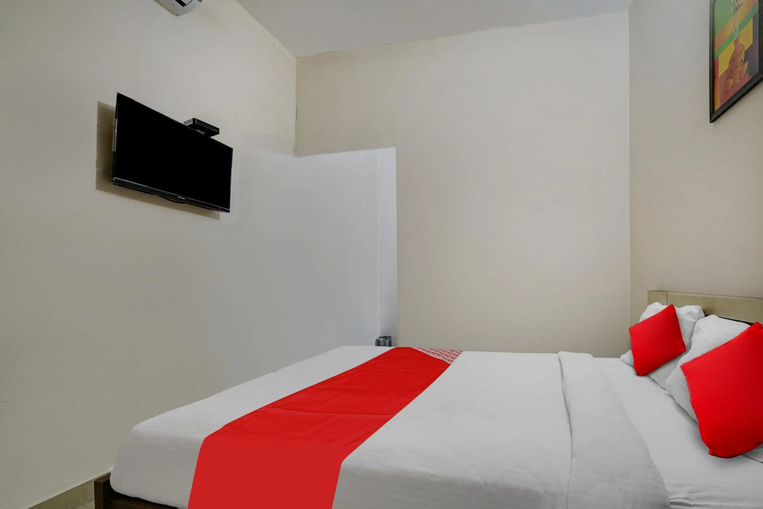 Bedroom, TV/Entertainment Center in OYO Flagship Arrows Tourist Home