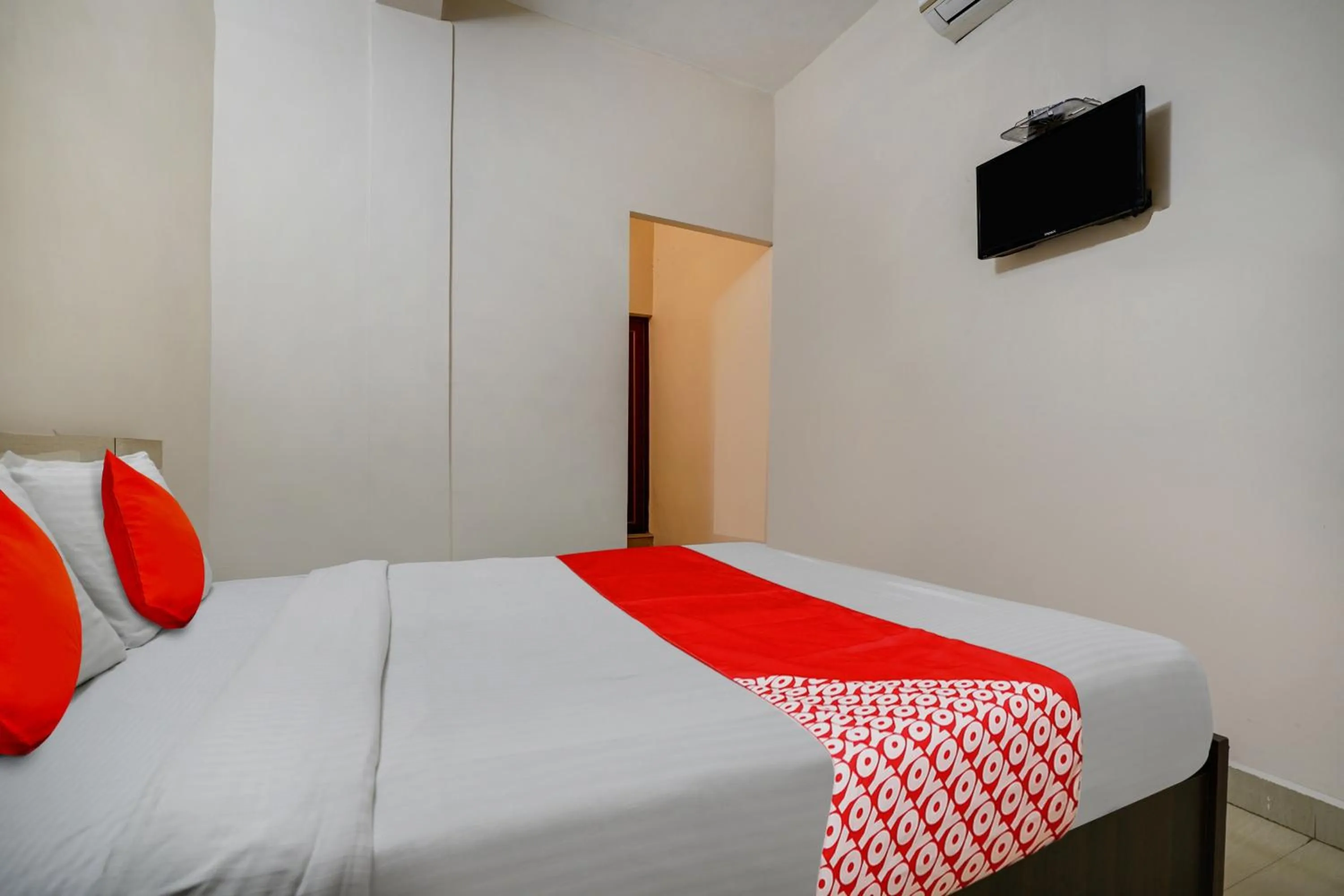Bedroom, TV/Entertainment Center in OYO Flagship Arrows Tourist Home