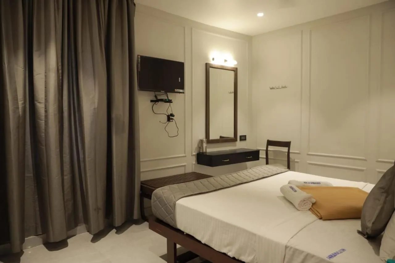 Communal lounge/ TV room, Bed in ARUNACHALA INN