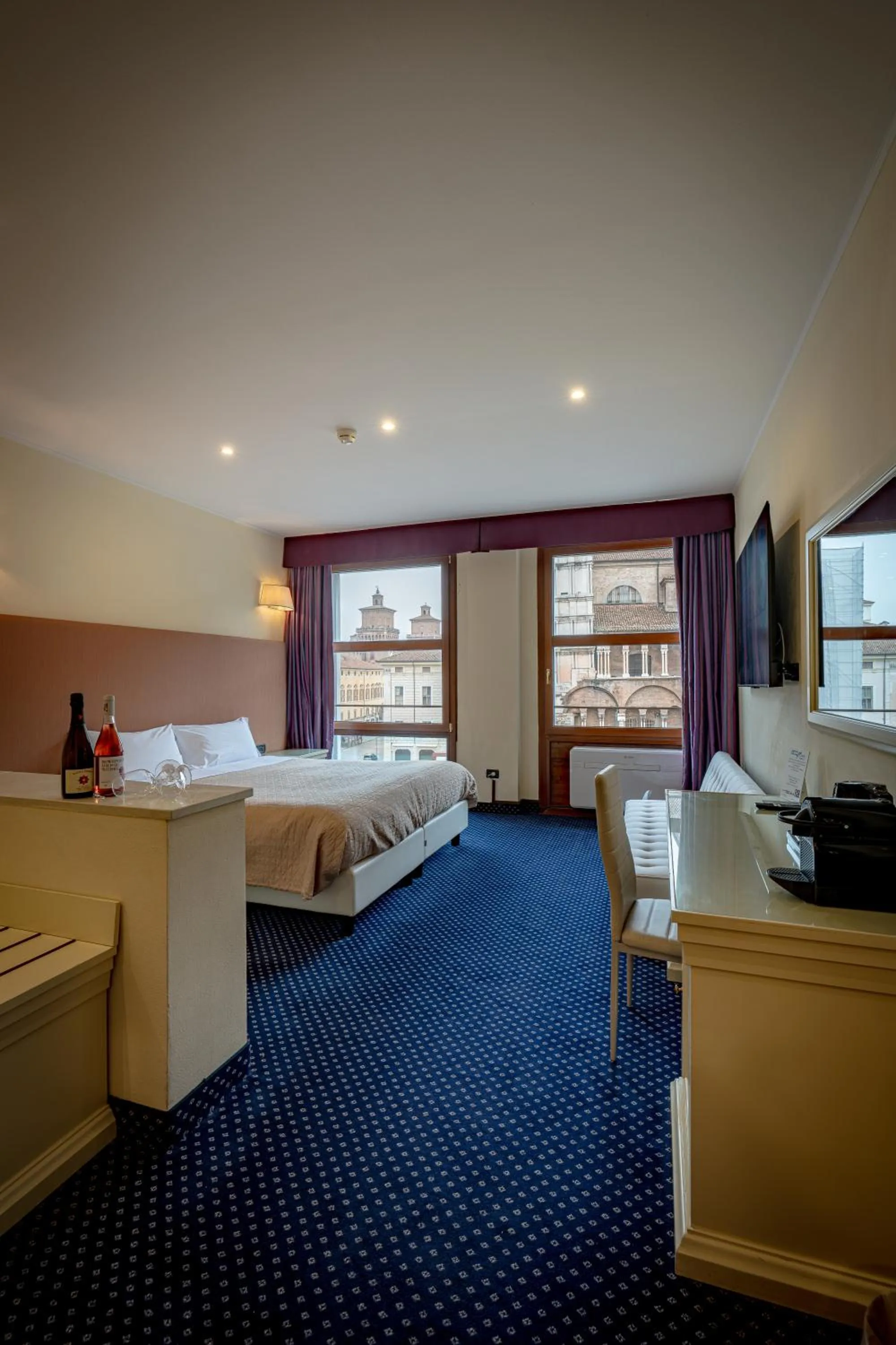 Photo of the whole room, Bed in THE DOME - Panoramic Rooms
