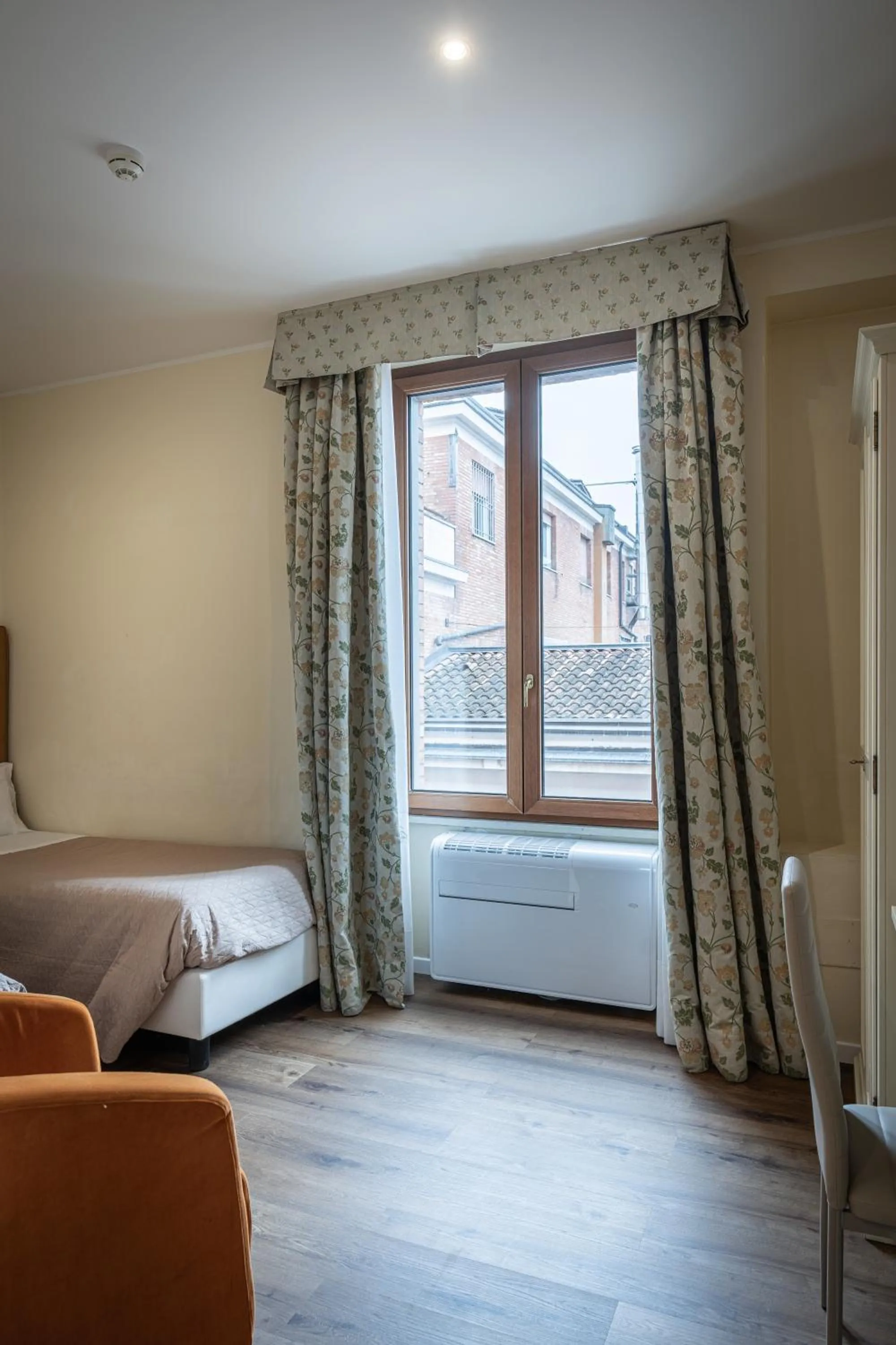 Photo of the whole room, Bed in THE DOME - Panoramic Rooms