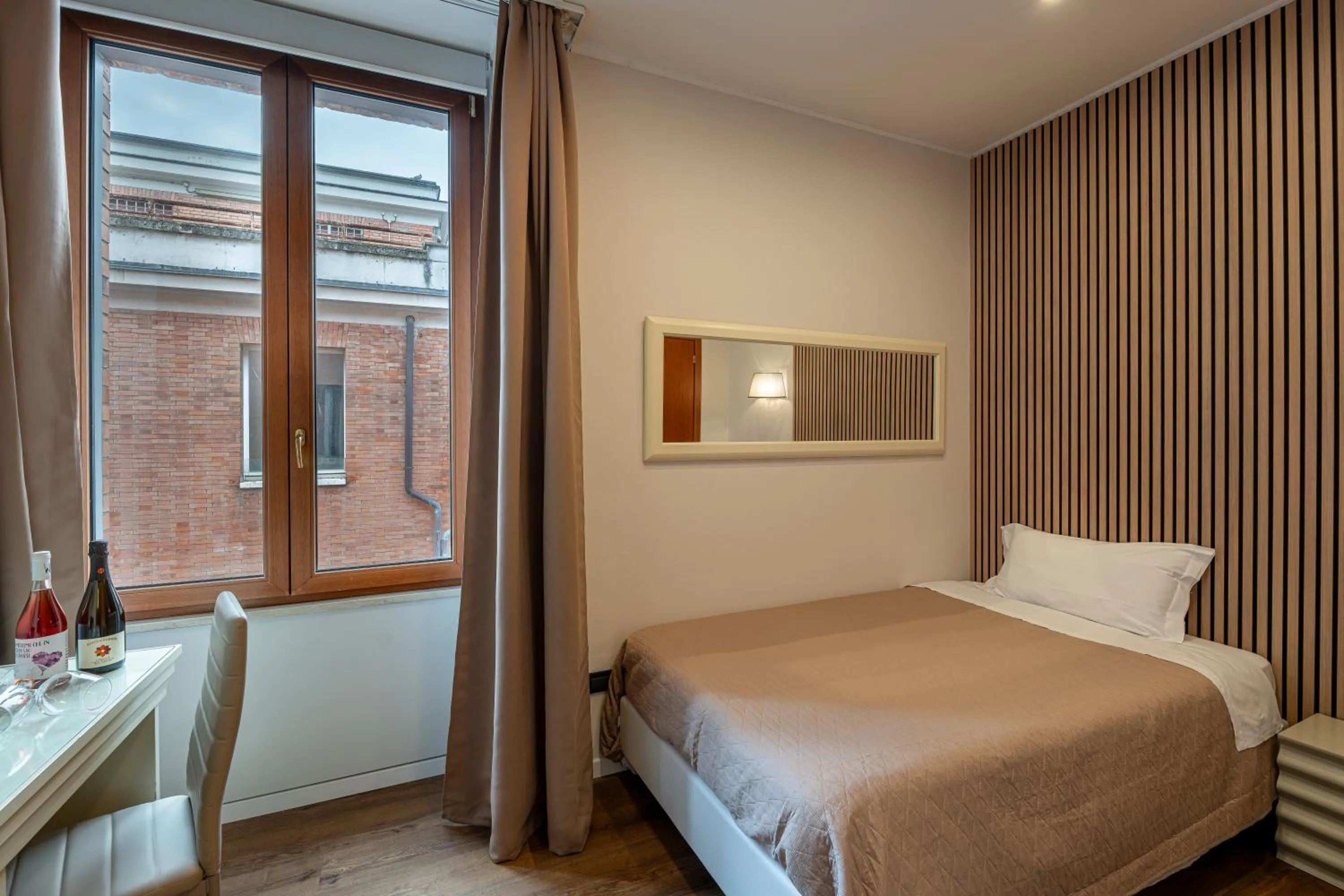 Photo of the whole room, Bed in THE DOME - Panoramic Rooms