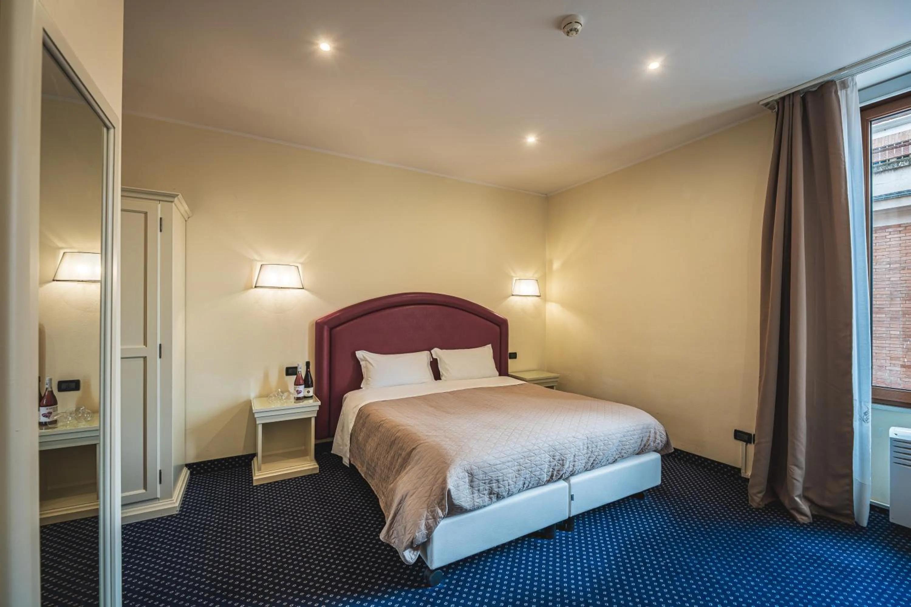 Photo of the whole room, Bed in THE DOME - Panoramic Rooms