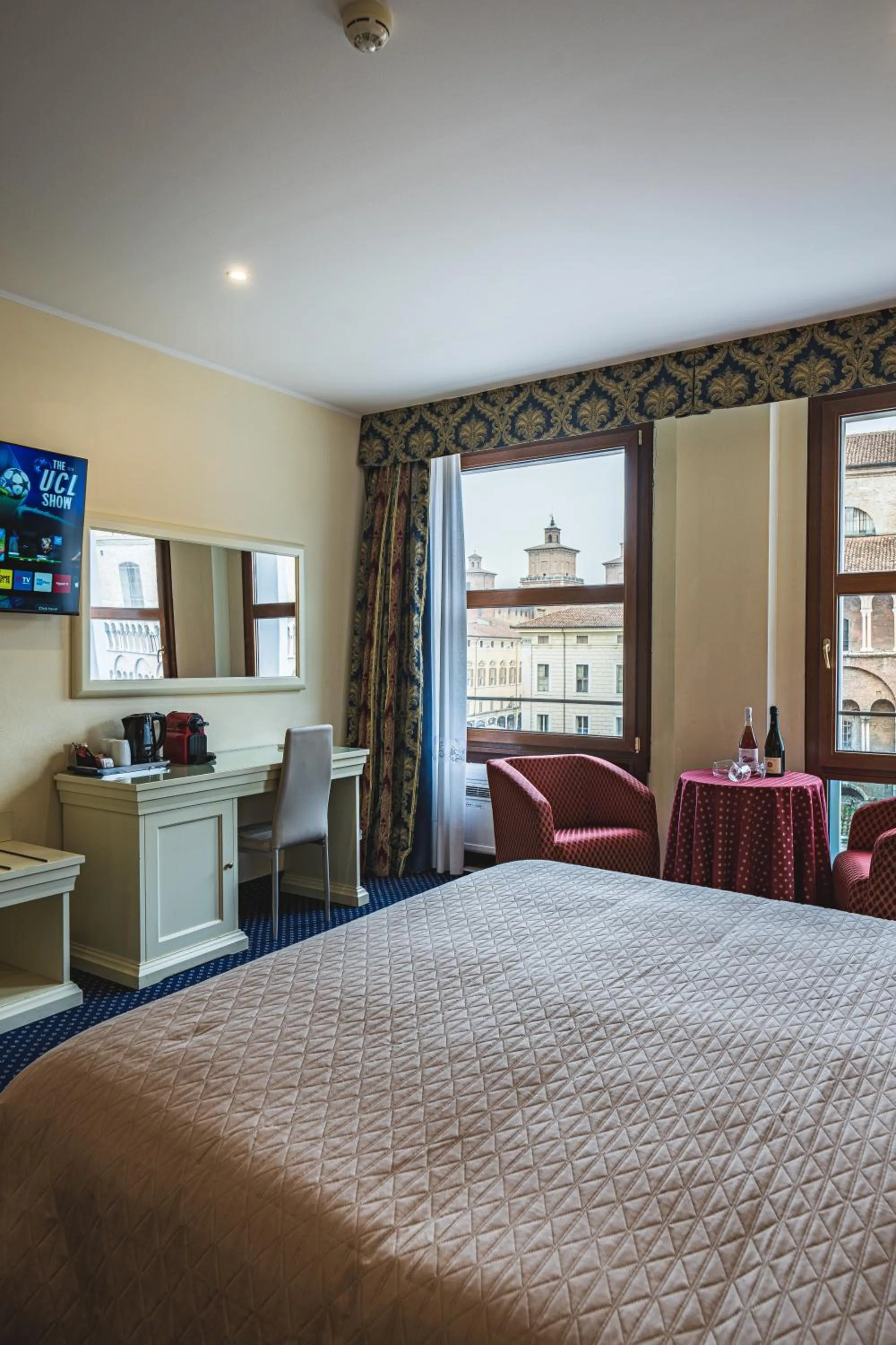 Photo of the whole room, Bed in THE DOME - Panoramic Rooms