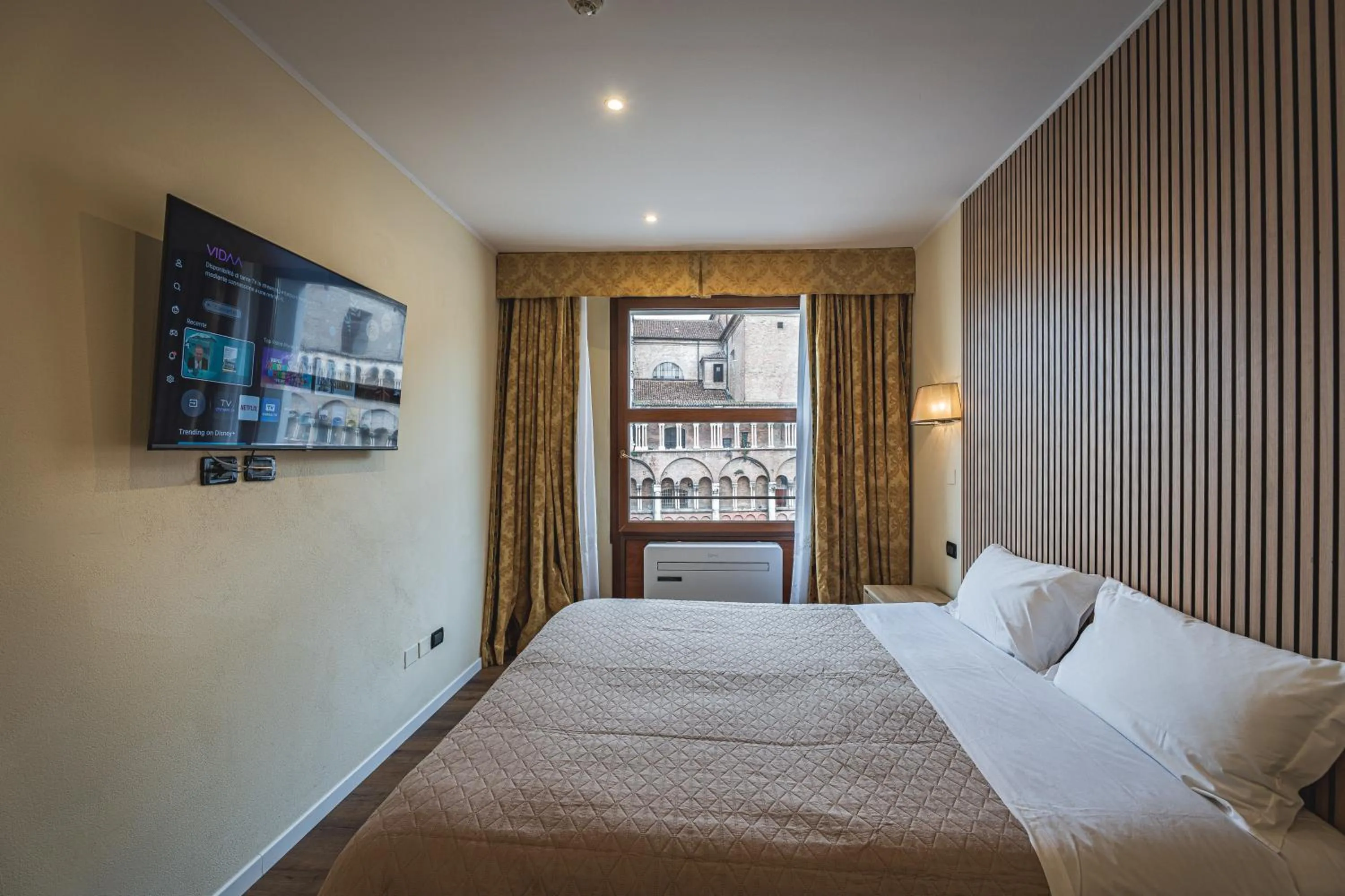 Photo of the whole room, Bed in THE DOME - Panoramic Rooms