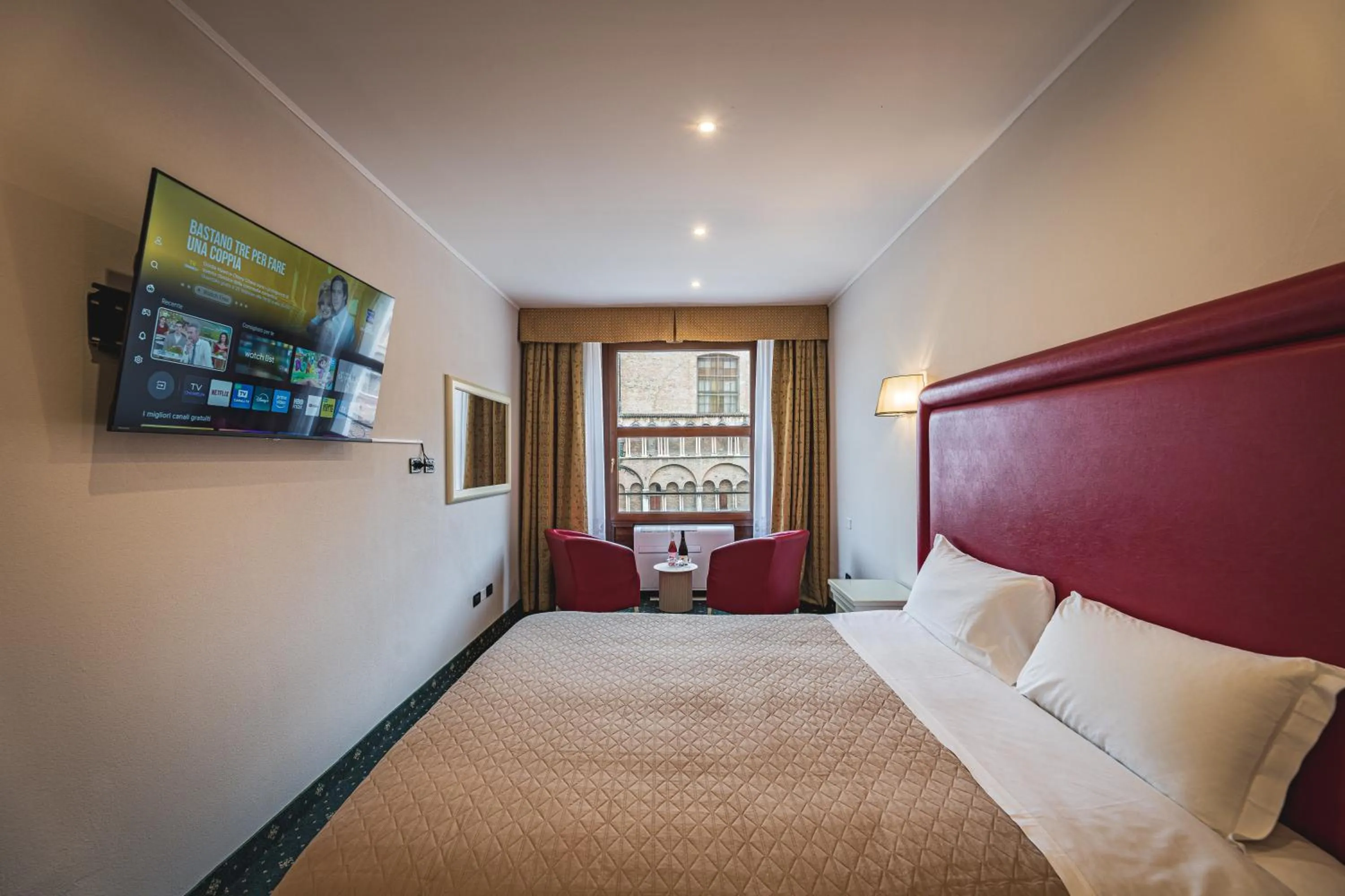 Photo of the whole room, Bed in THE DOME - Panoramic Rooms