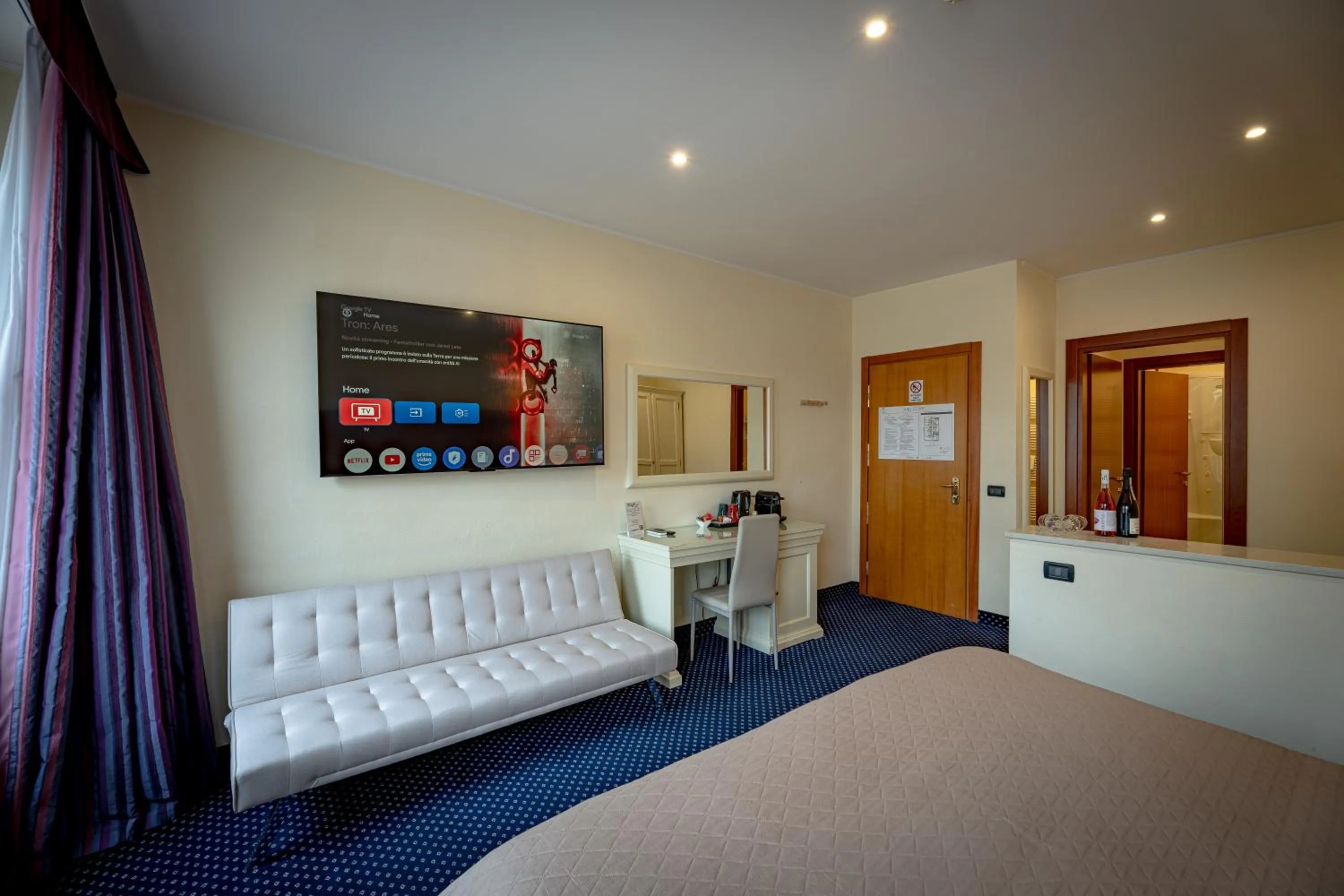 Photo of the whole room, Bed in THE DOME - Panoramic Rooms