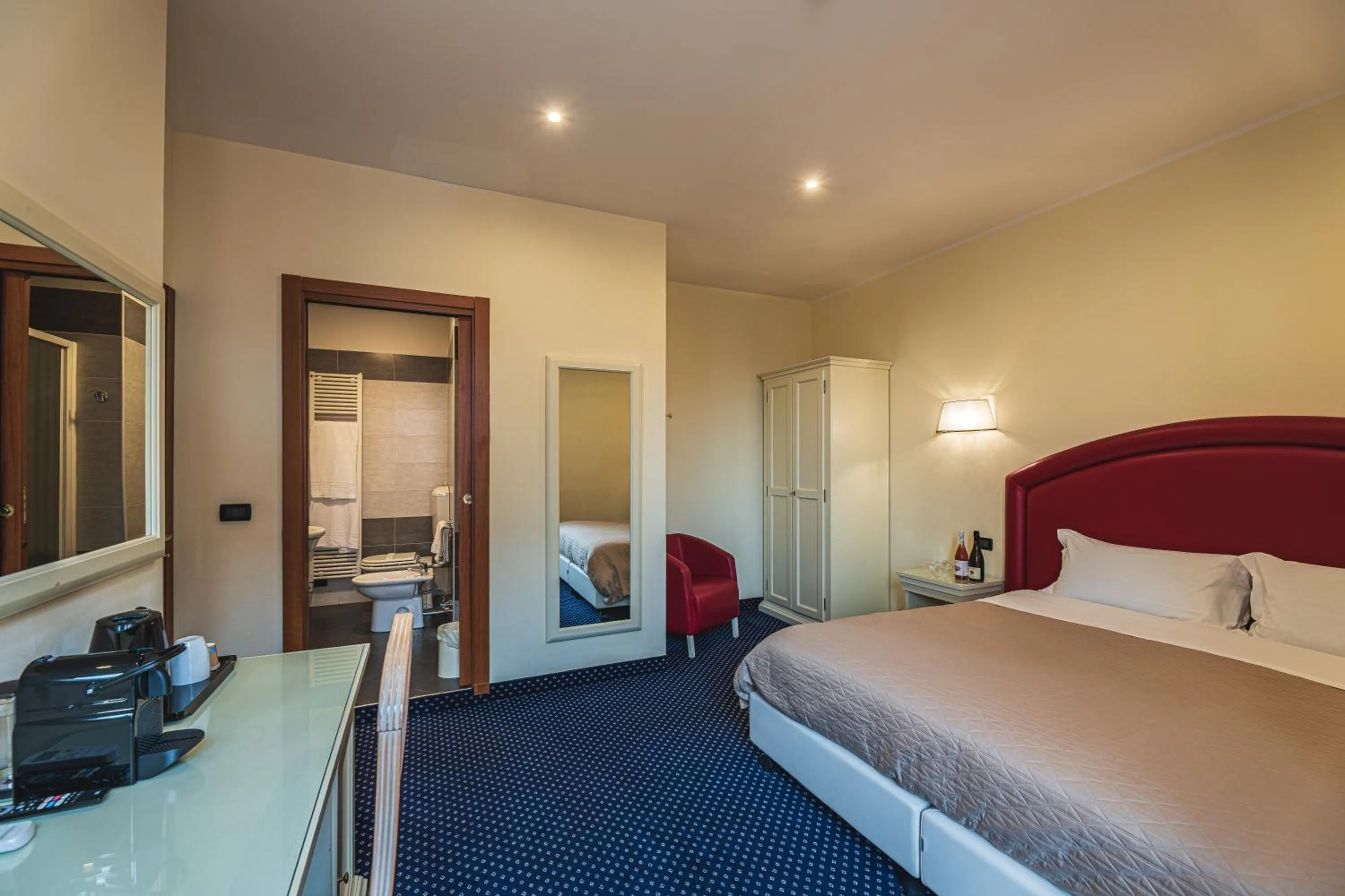 Photo of the whole room, Bed in THE DOME - Panoramic Rooms