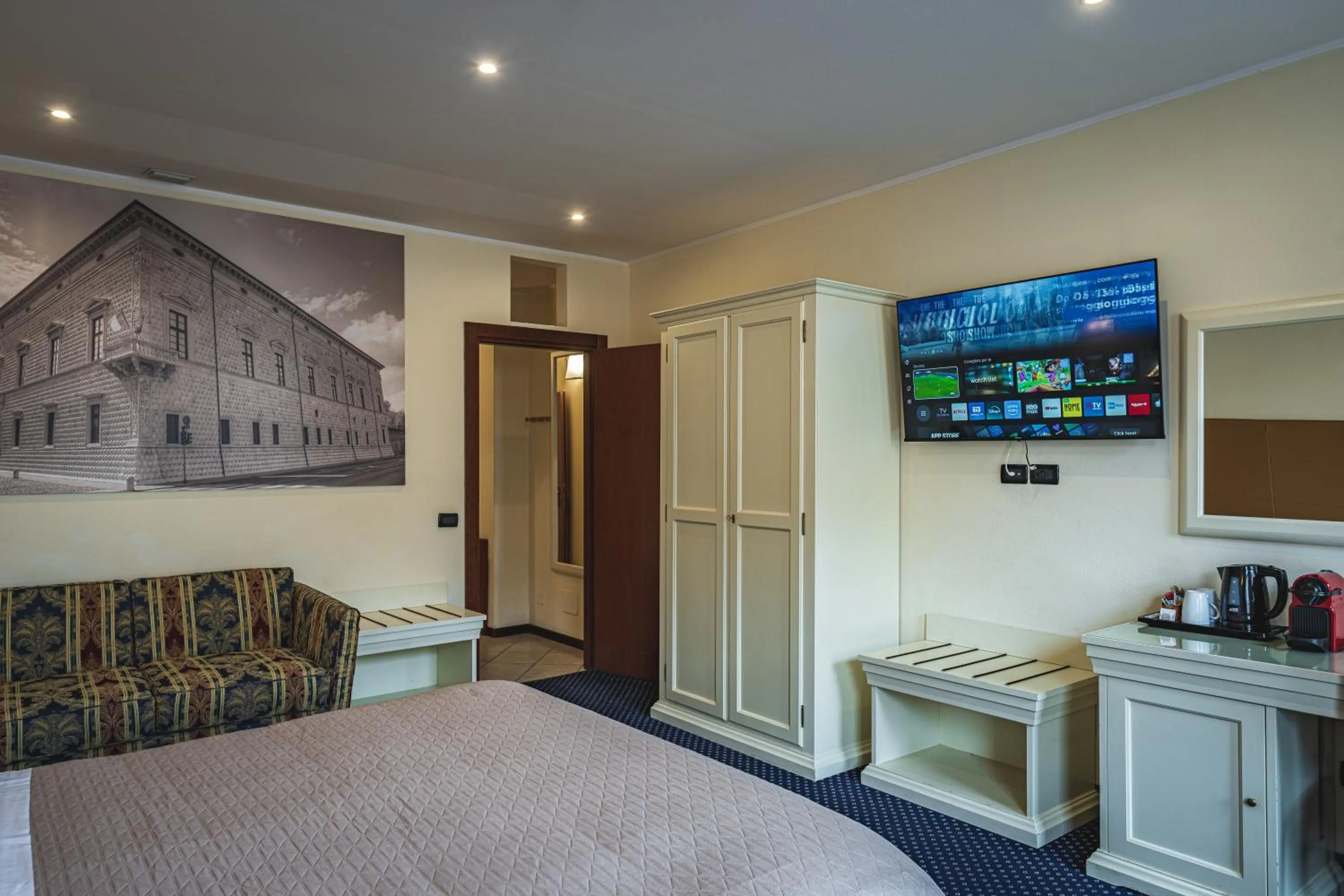 Photo of the whole room, Bed in THE DOME - Panoramic Rooms