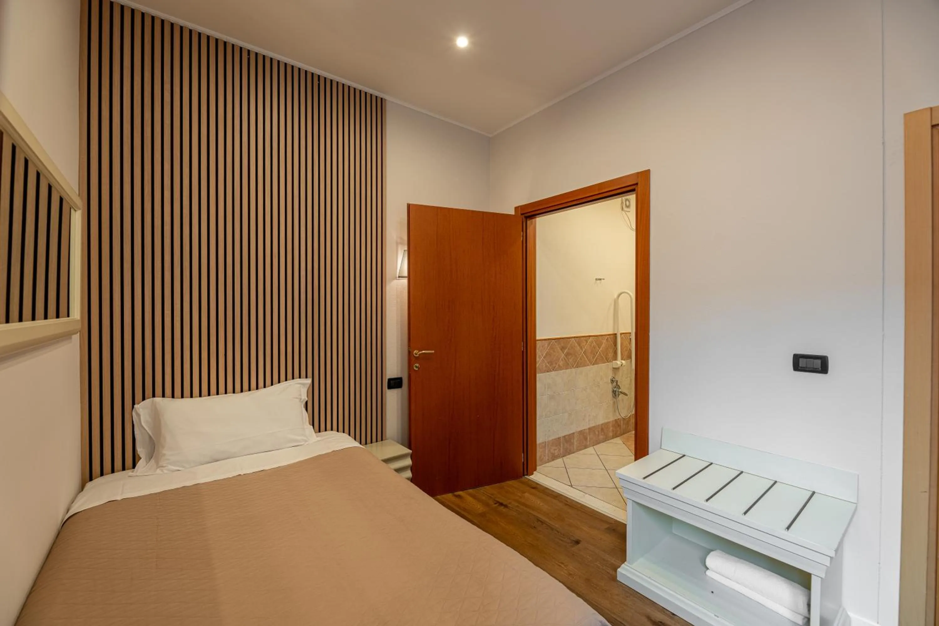 Photo of the whole room, Bed in THE DOME - Panoramic Rooms